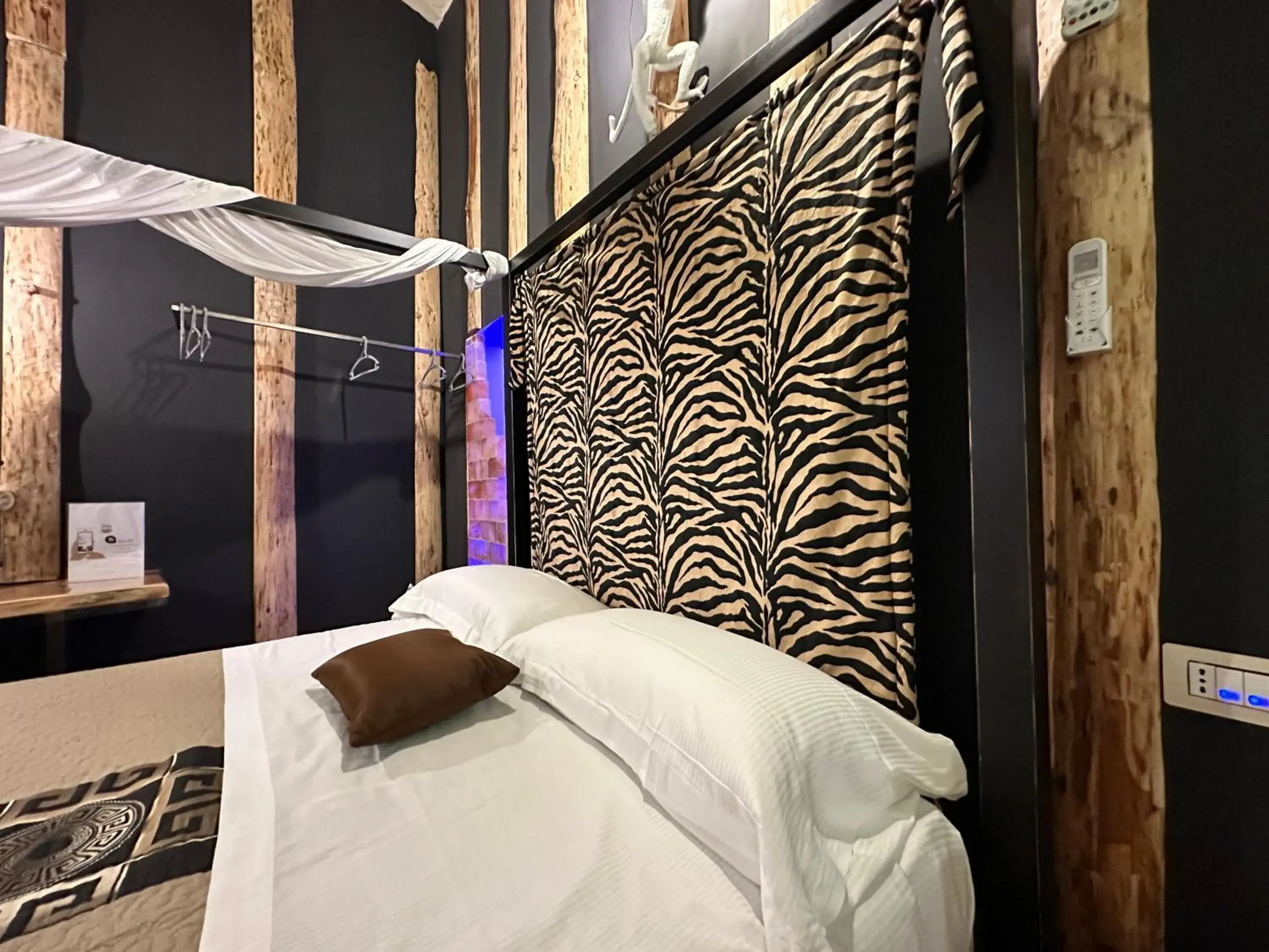 Queen Suite with Spa Bath in The Bridge Suites Queen Suite with Spa Bath in The Bridge Suites