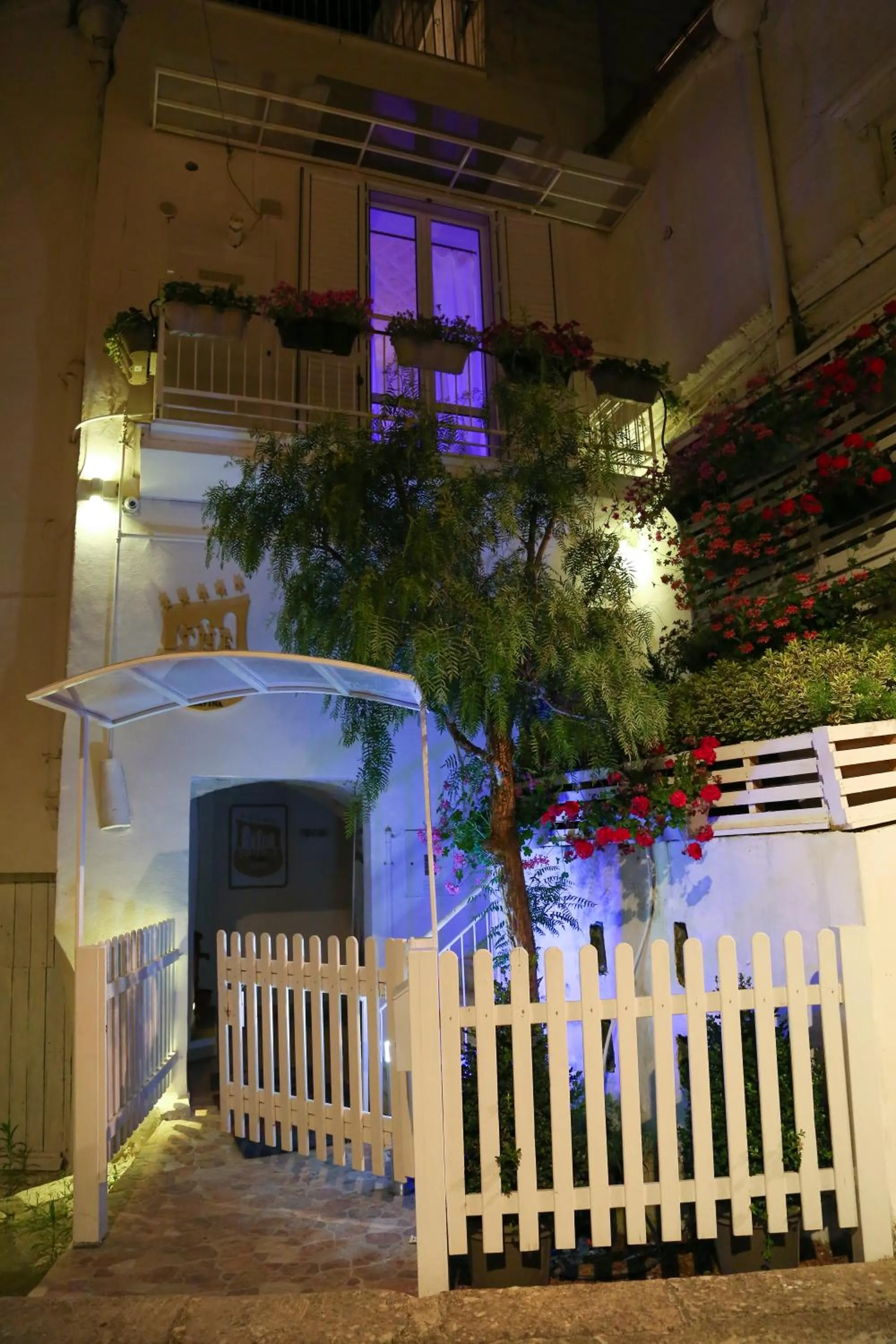 Facade/entrance in The Bridge Suites