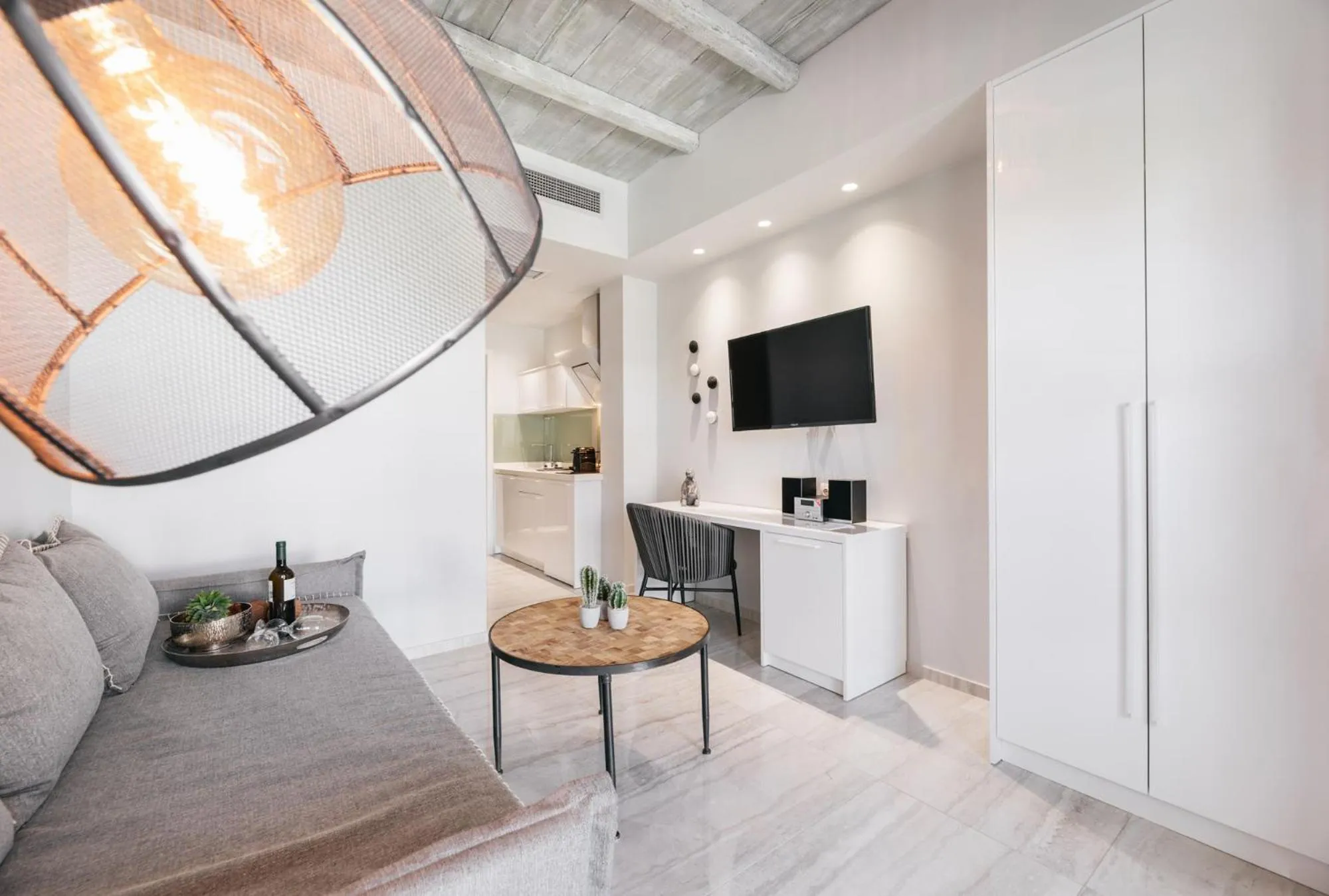 TV and multimedia in Minthi Boutique Apartments