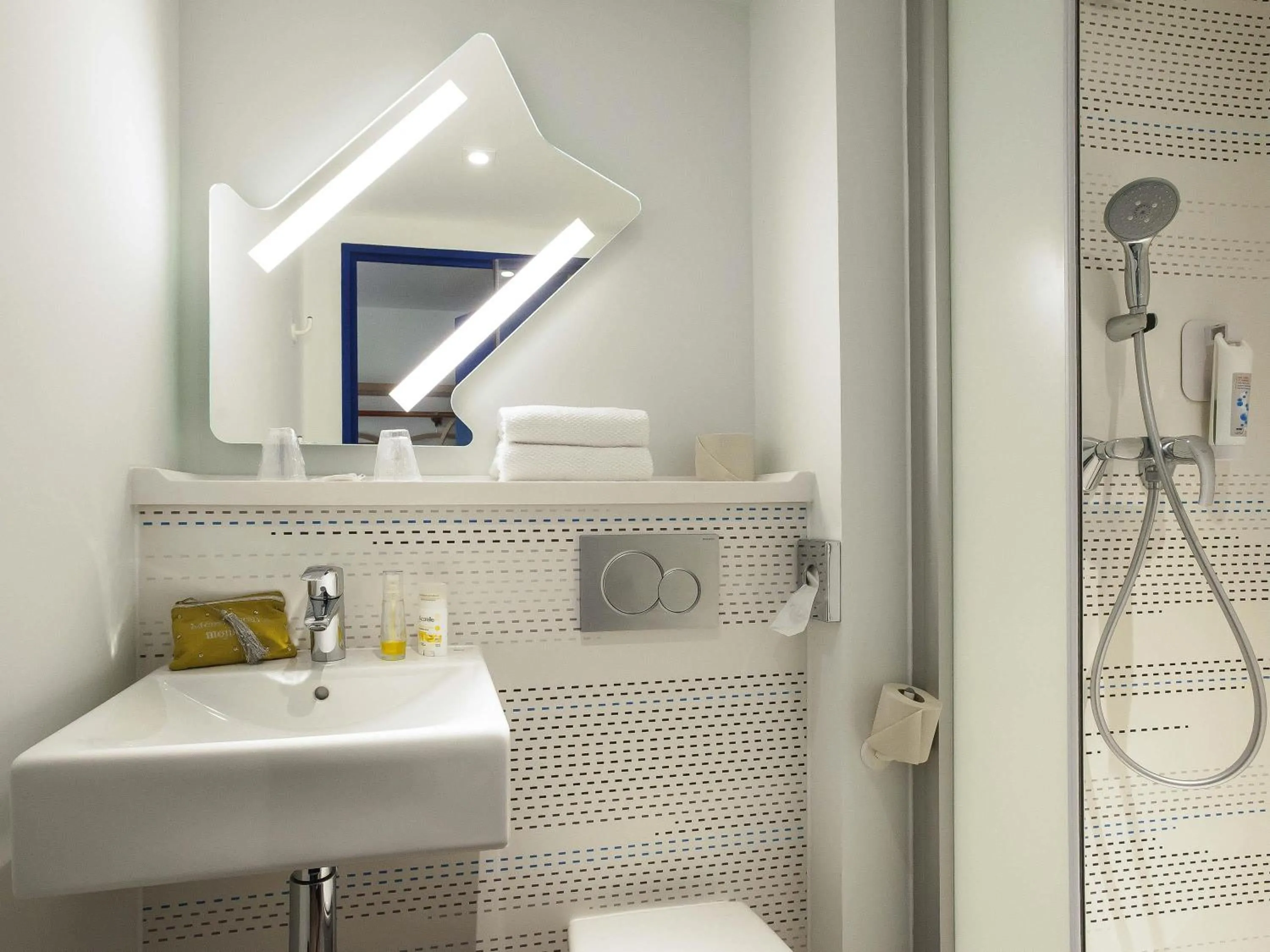 Bedroom in Ibis Budget Château-Thierry