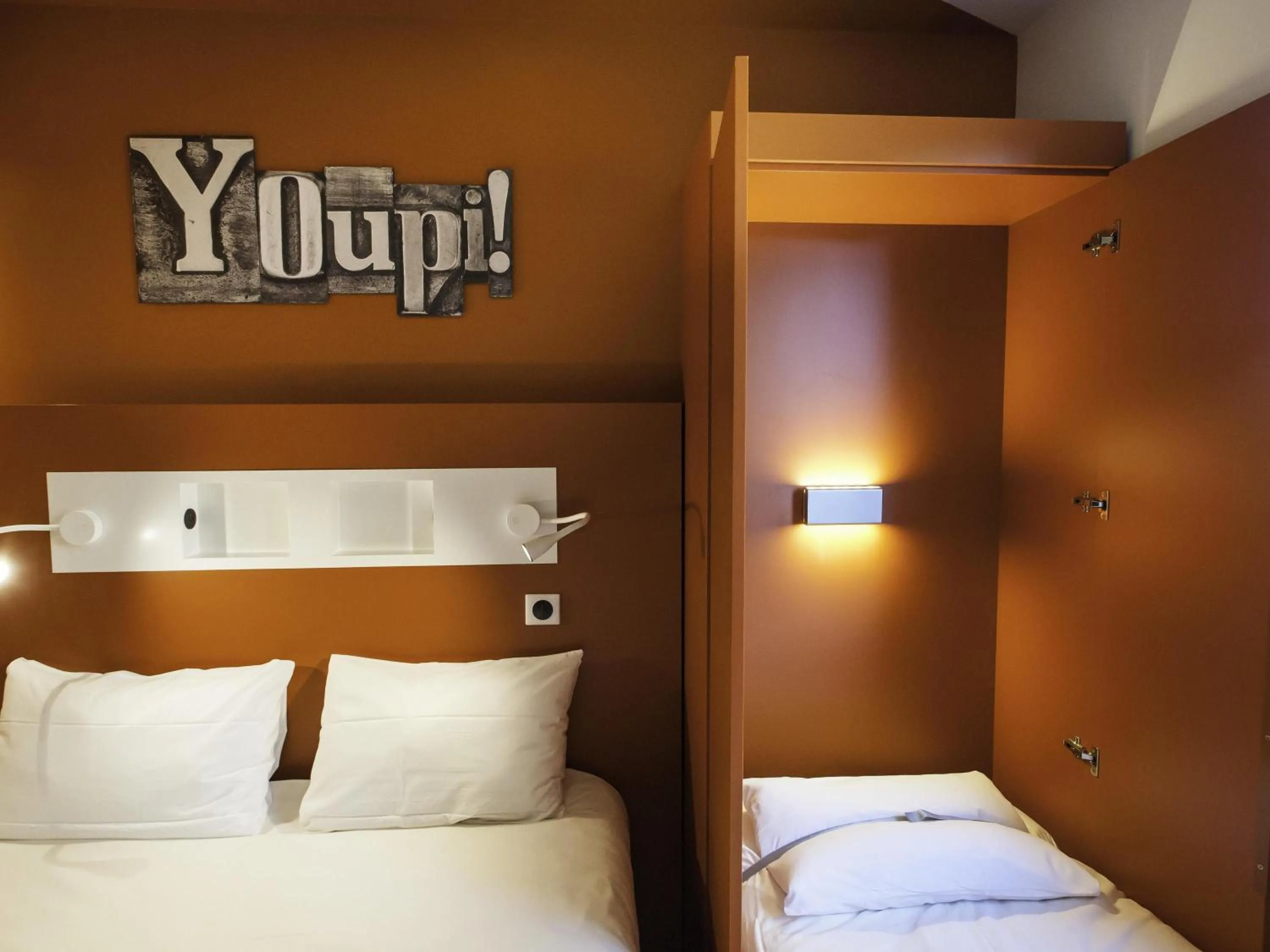 Bedroom, Bed in Ibis Budget Château-Thierry