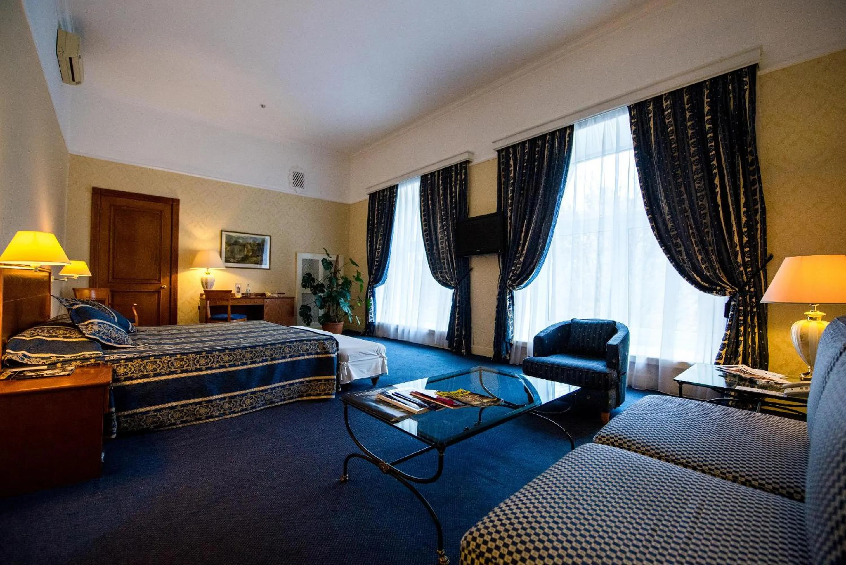Photo of the whole room, Bed in Grand Hotel Ukraine