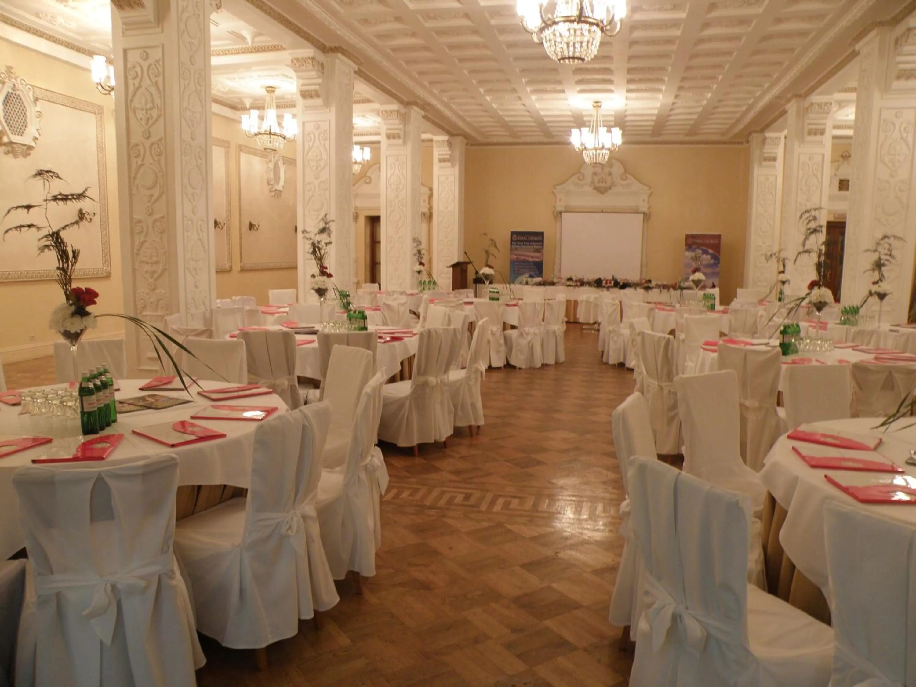 Restaurant/places to eat in Grand Hotel Ukraine