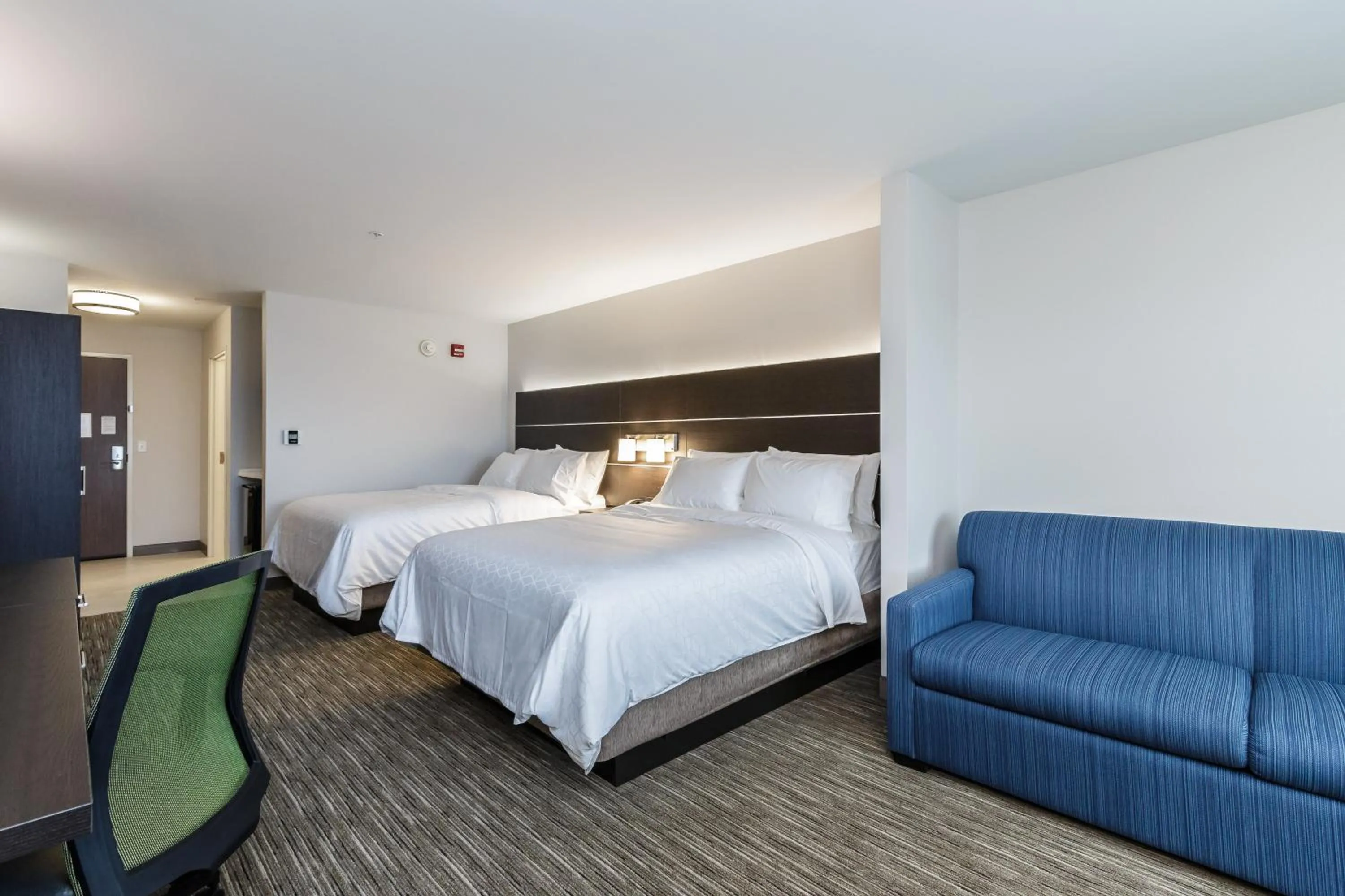 Photo of the whole room, Bed in Holiday Inn Express & Suites- South Bend Casino by IHG