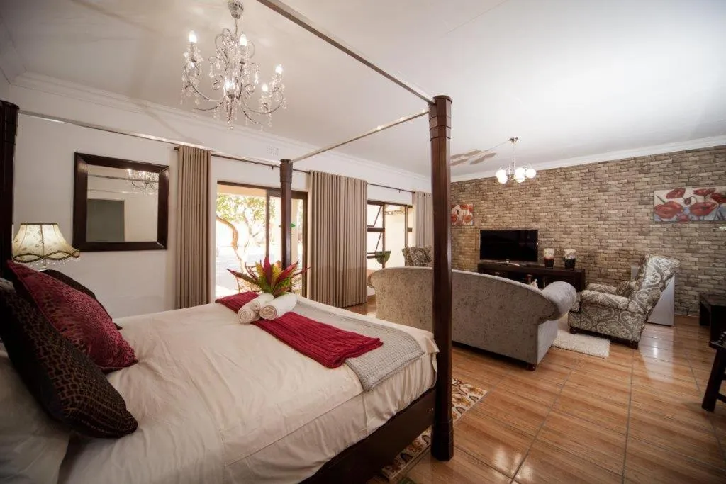 Bed in Tamboti Lodge Guest House