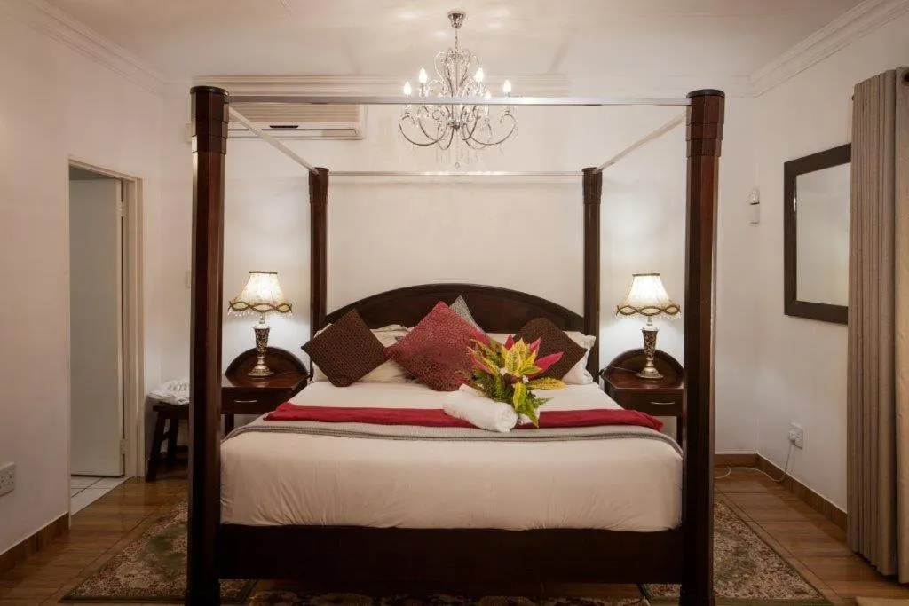 Bed in Tamboti Lodge Guest House