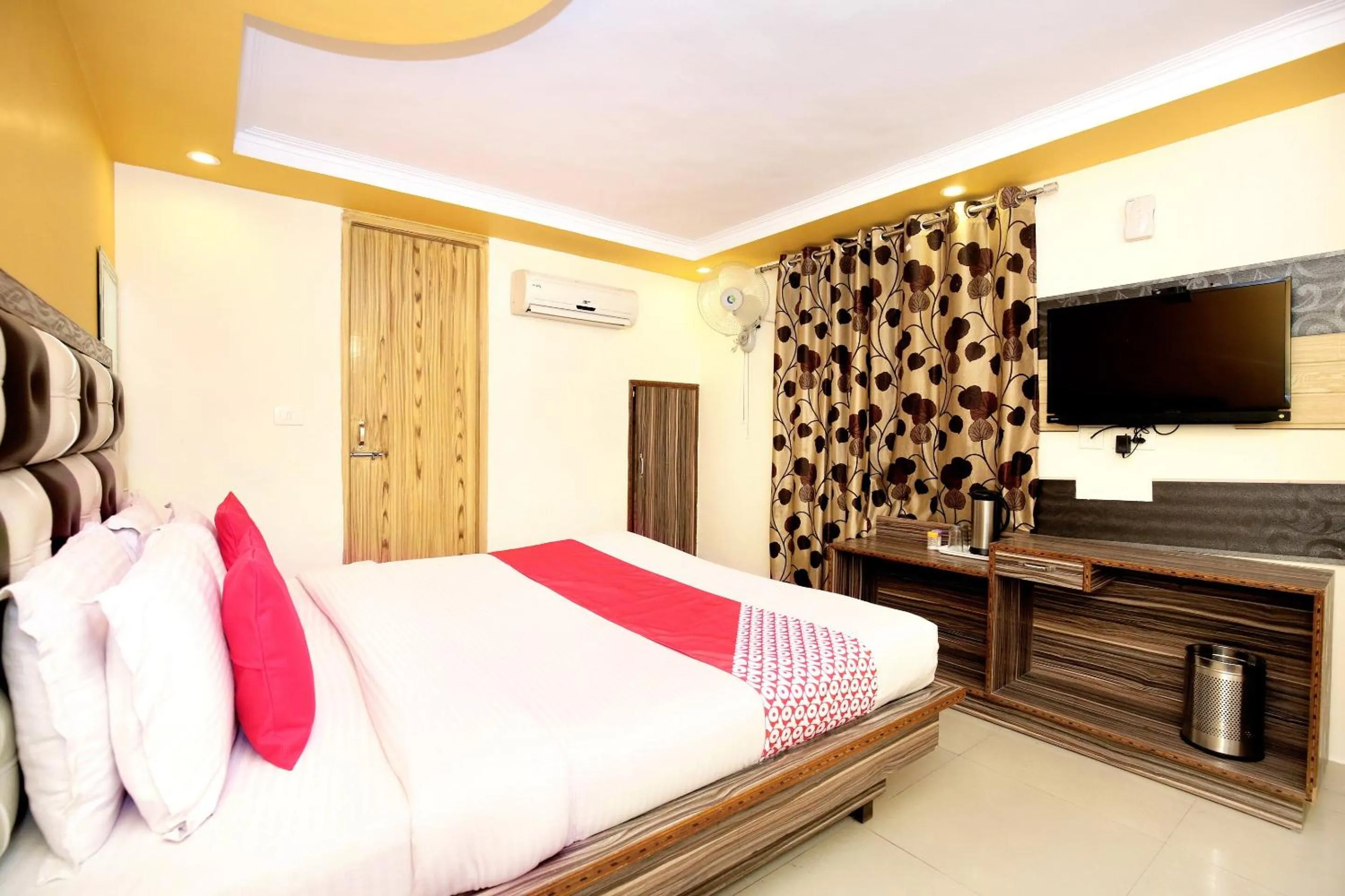 Bedroom, Bed in Hotel O Continental Inn