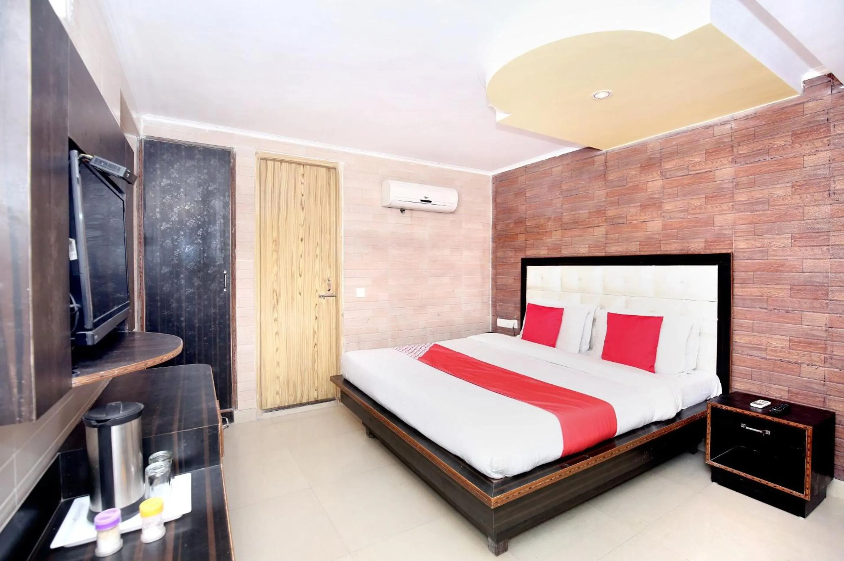 Bedroom, Bed in Super Hotel O Continental Inn