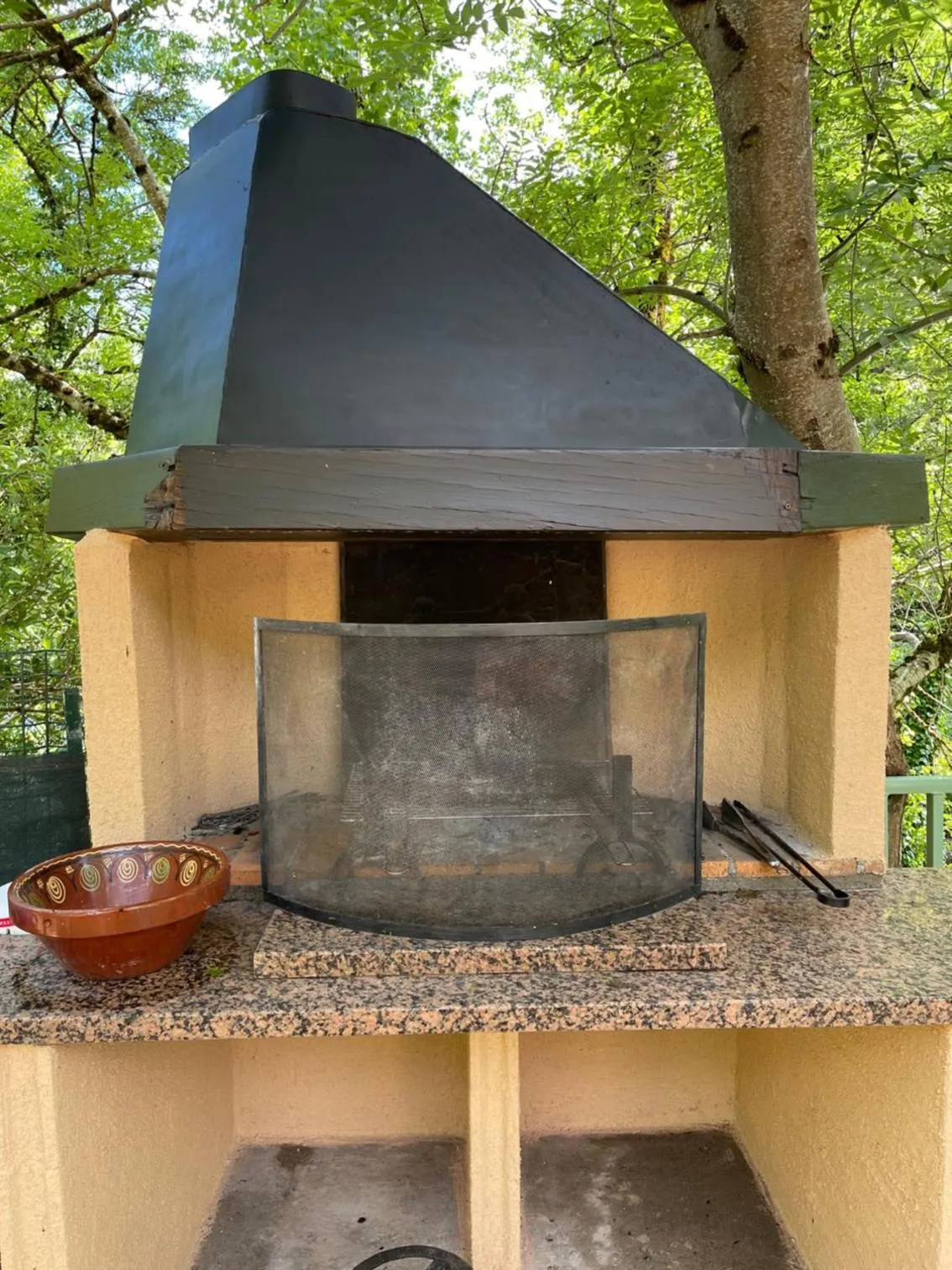 BBQ facilities in Hôtel Le Moulin D'Olt