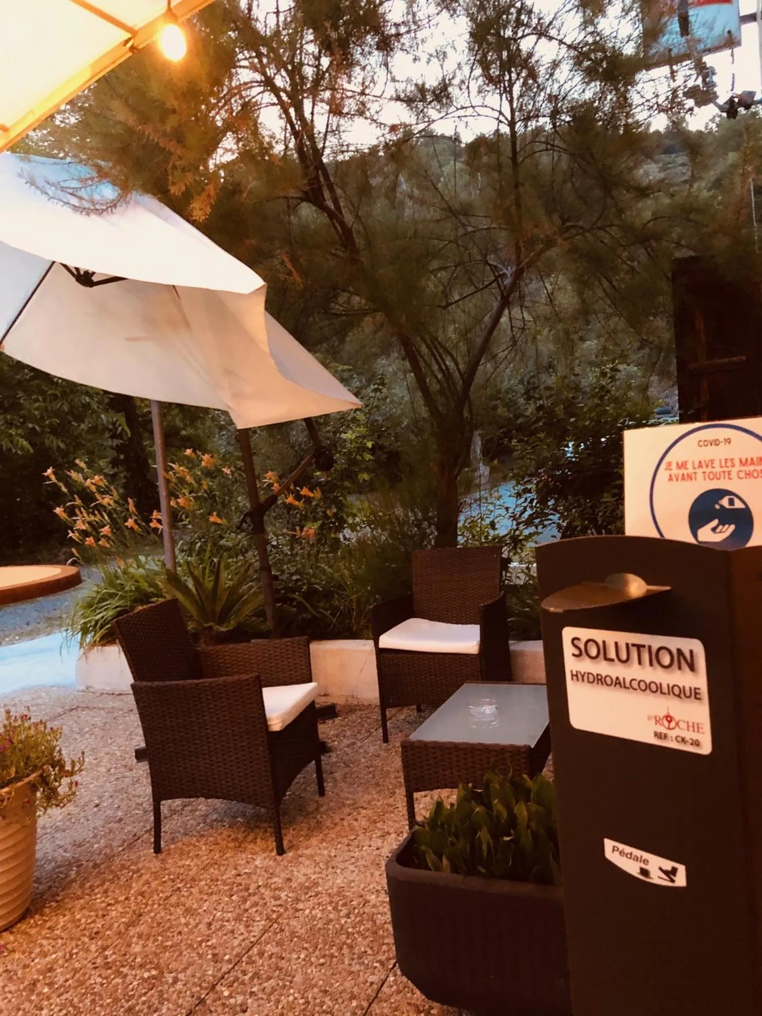 Patio in Hôtel Le Moulin D'Olt