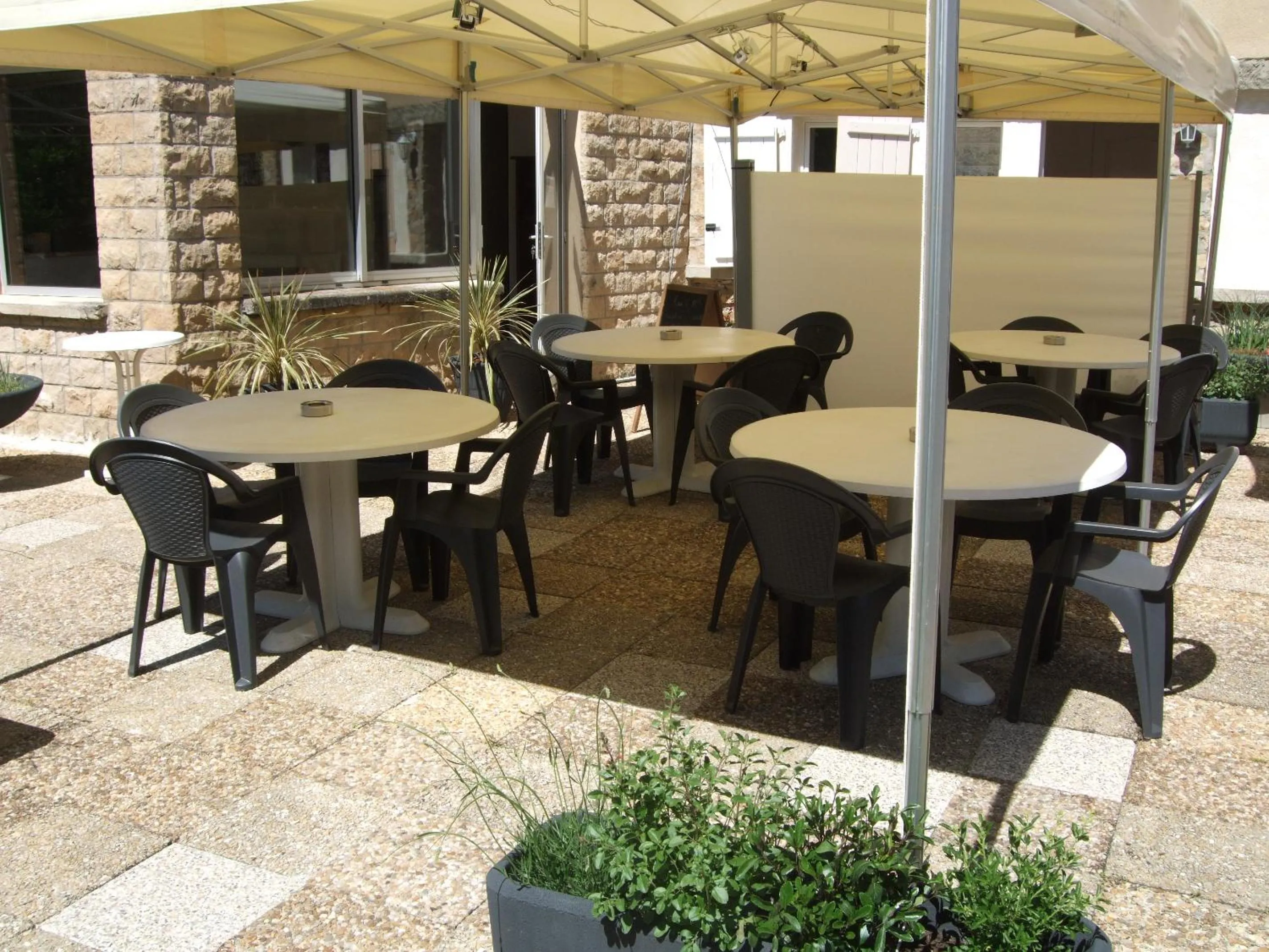 Patio in Hôtel Le Moulin D'Olt