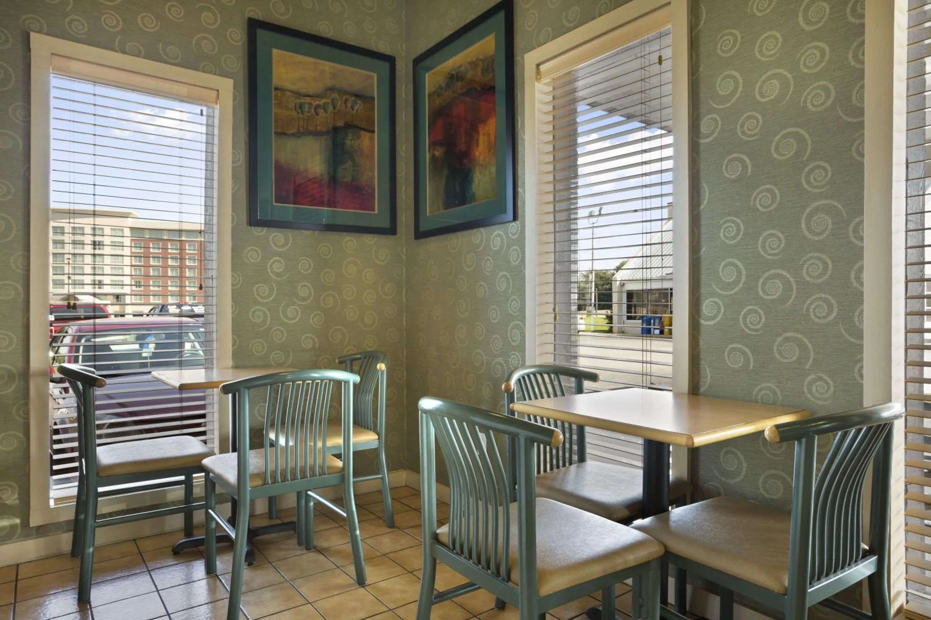 Restaurant/places to eat in Super 8 by Wyndham Mount Vernon, IL