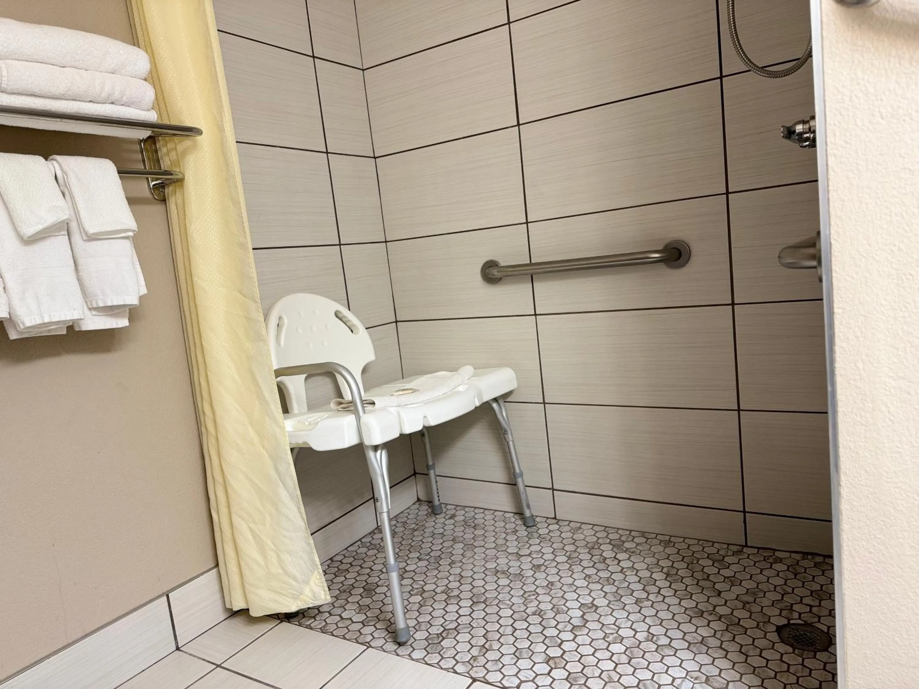 Bathroom in Super 8 by Wyndham Mount Vernon, IL