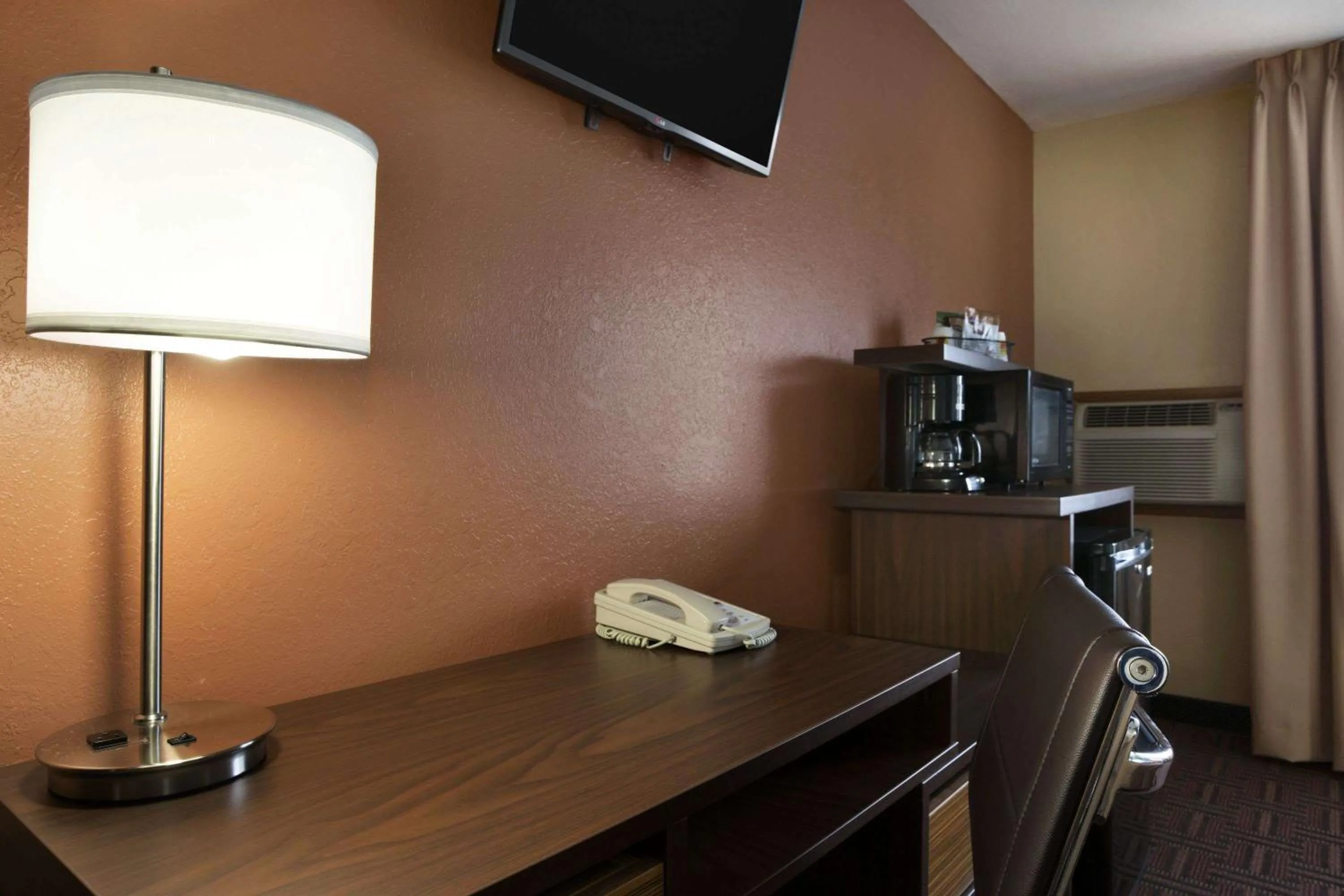 Photo of the whole room in Super 8 by Wyndham Mount Vernon, IL