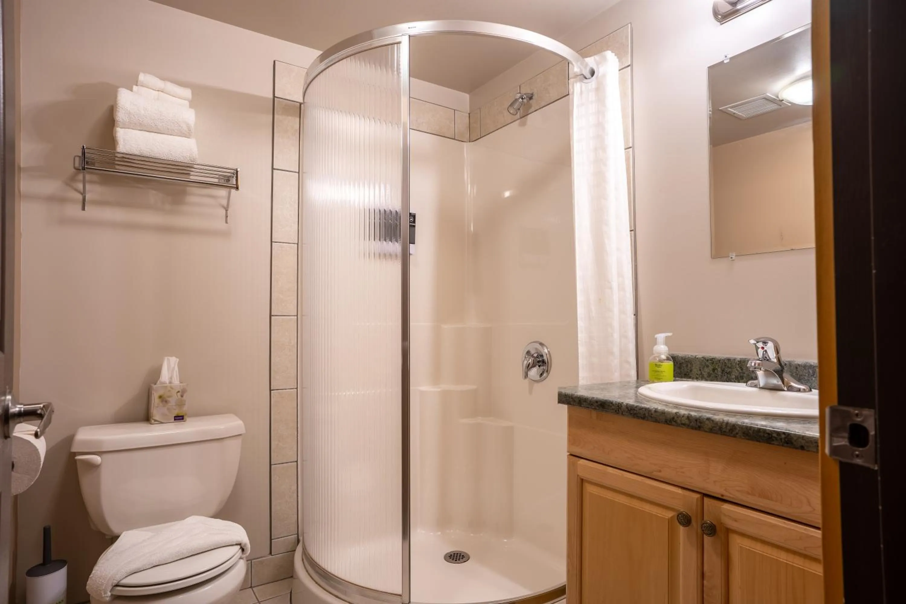 Shower in Basecamp Lodge Golden