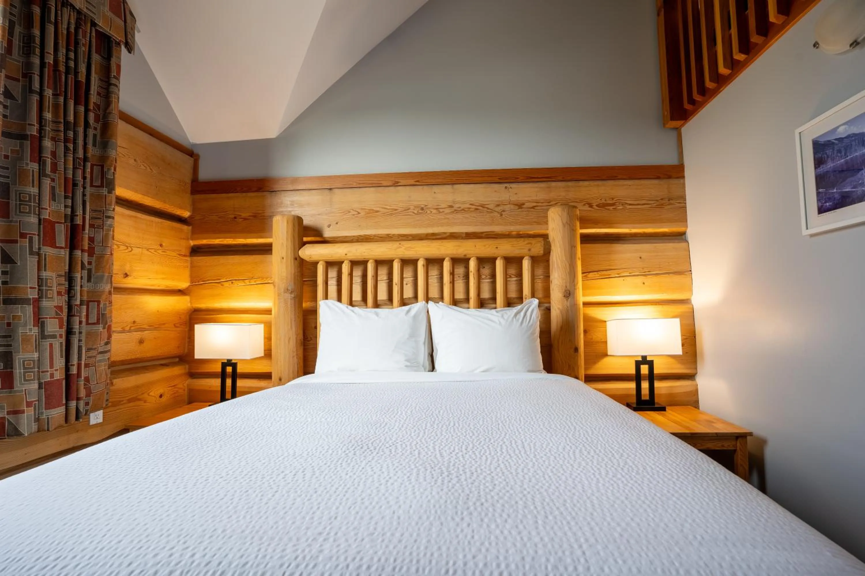 Bed in Basecamp Lodge Golden