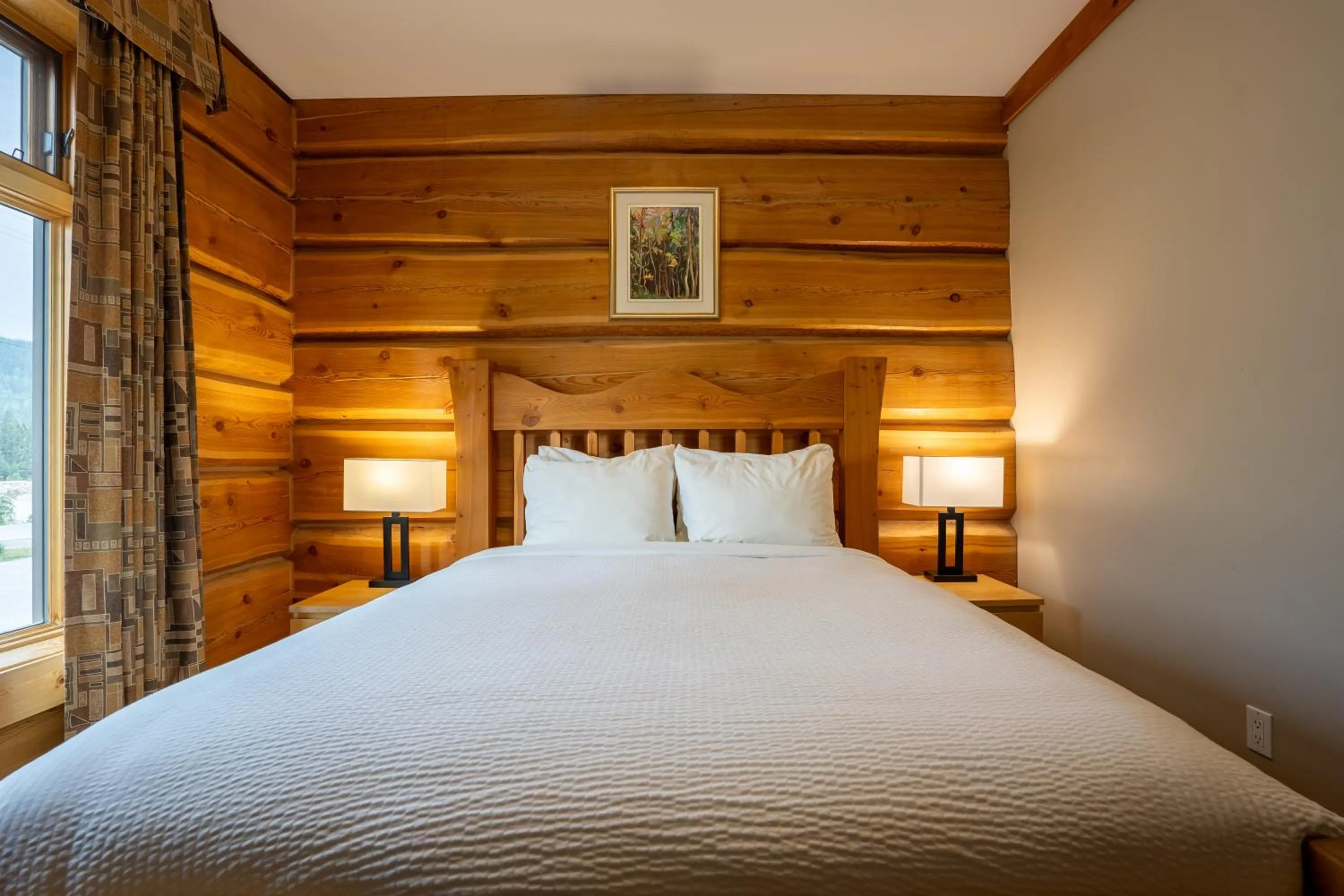 Bed in Basecamp Lodge Golden