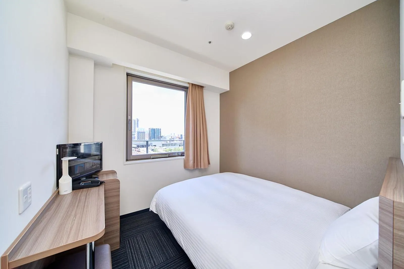 Photo of the whole room, Bed in Washington R&B Hotel Hakata Ekimae 2