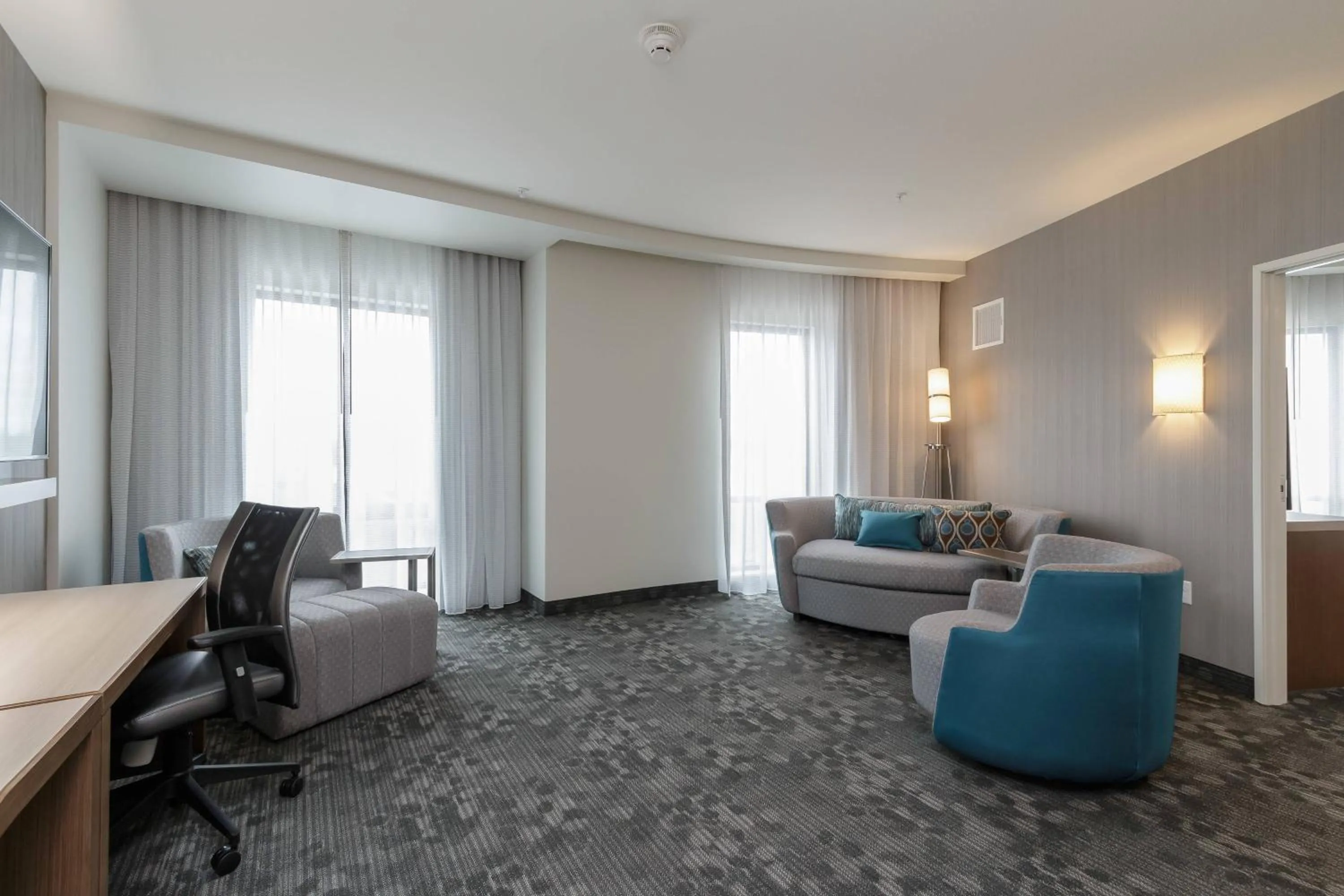 Living room in Courtyard by Marriott South Bend Downtown