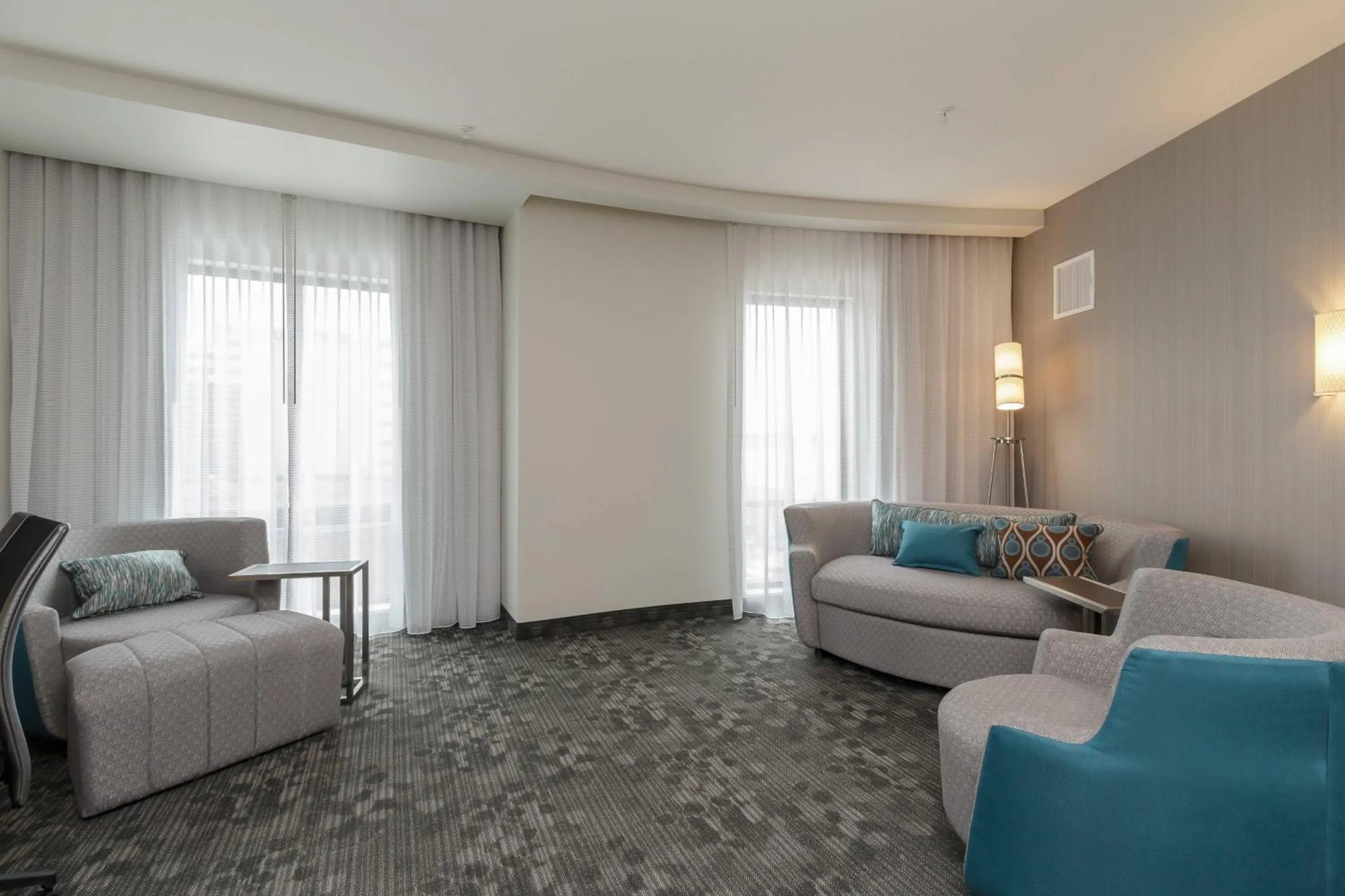 Living room in Courtyard by Marriott South Bend Downtown