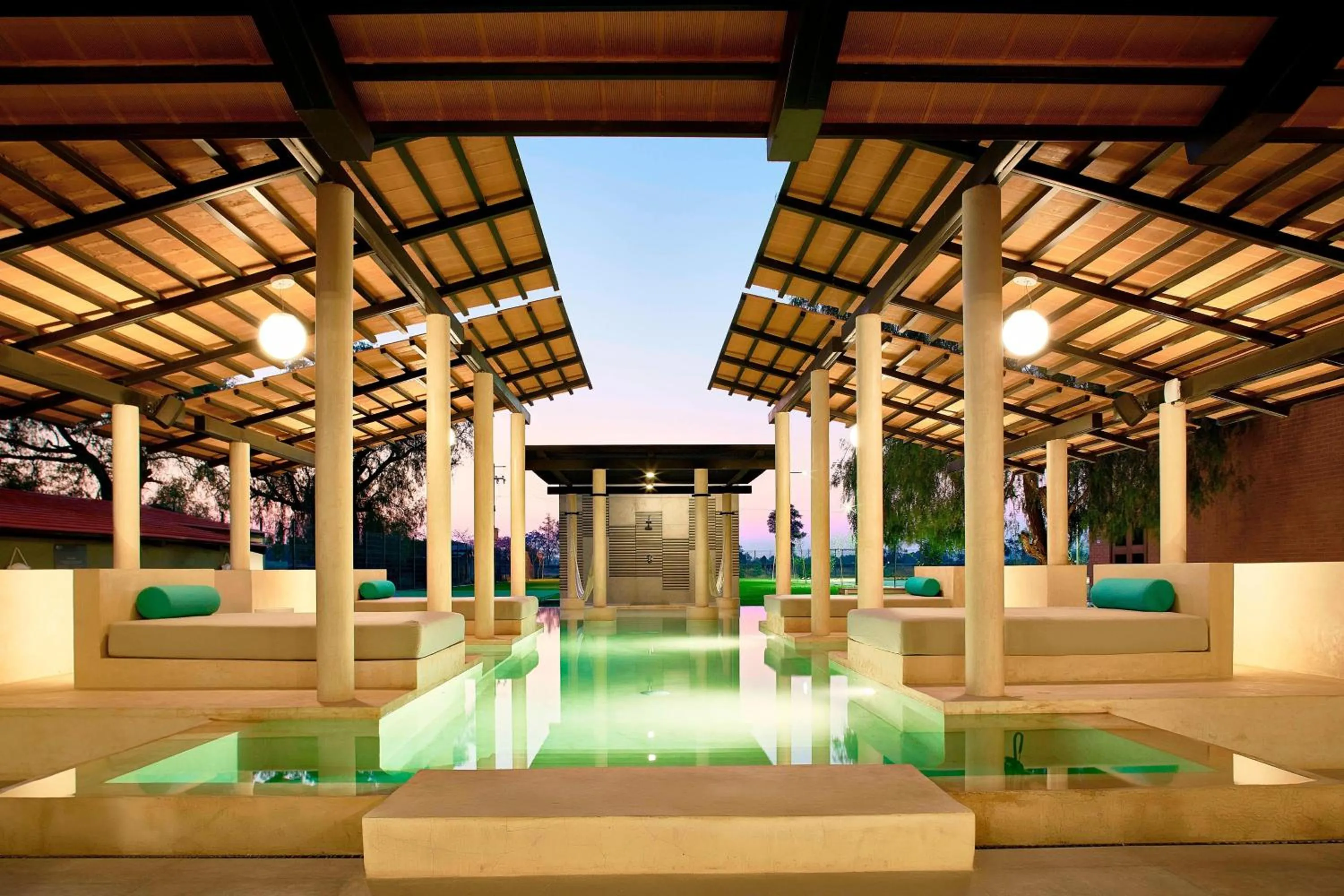 Swimming pool in Aloft Celaya