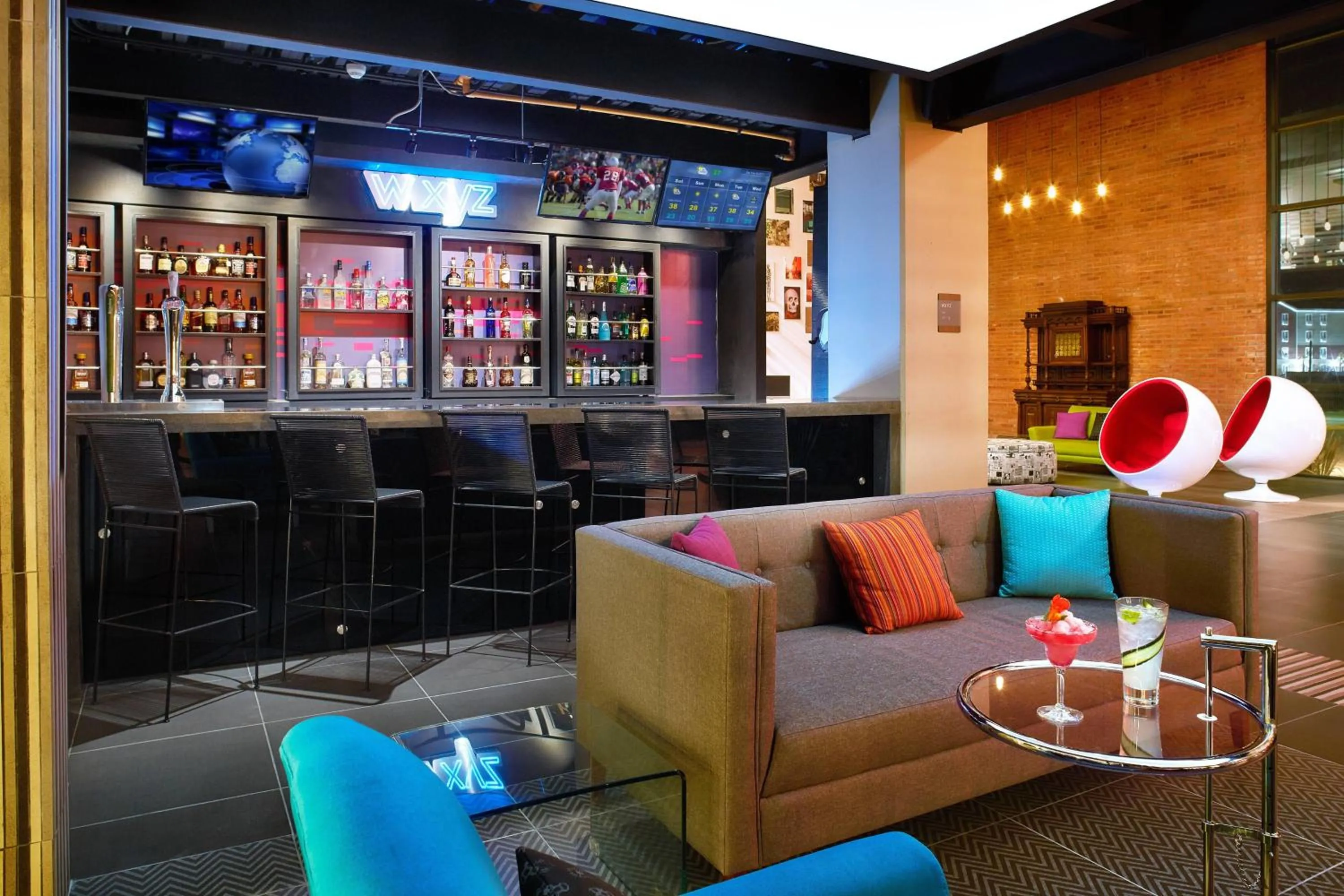 Lounge or bar in Aloft Celaya