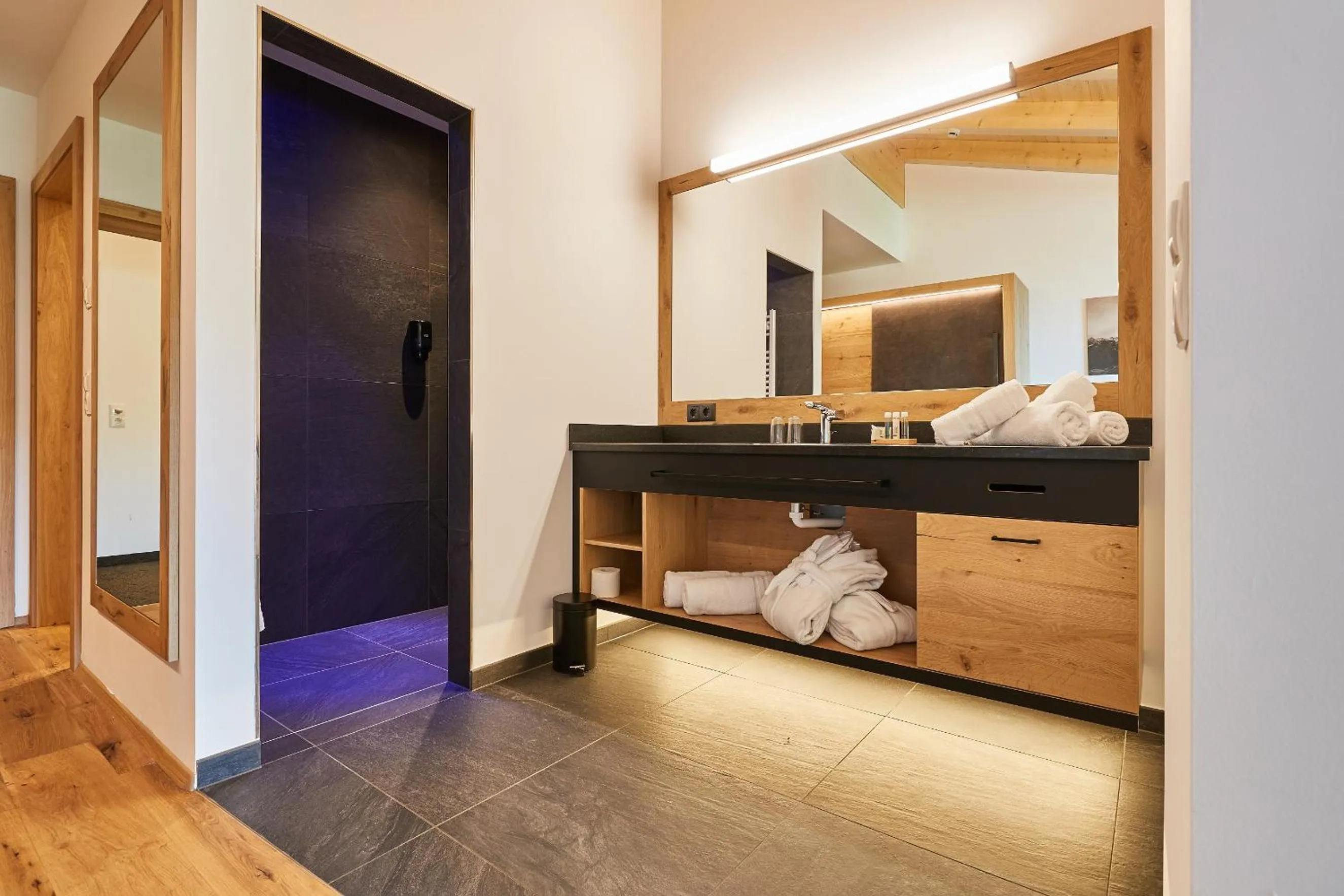 Bathroom, Bed in Ferienhotel Jörglerhof