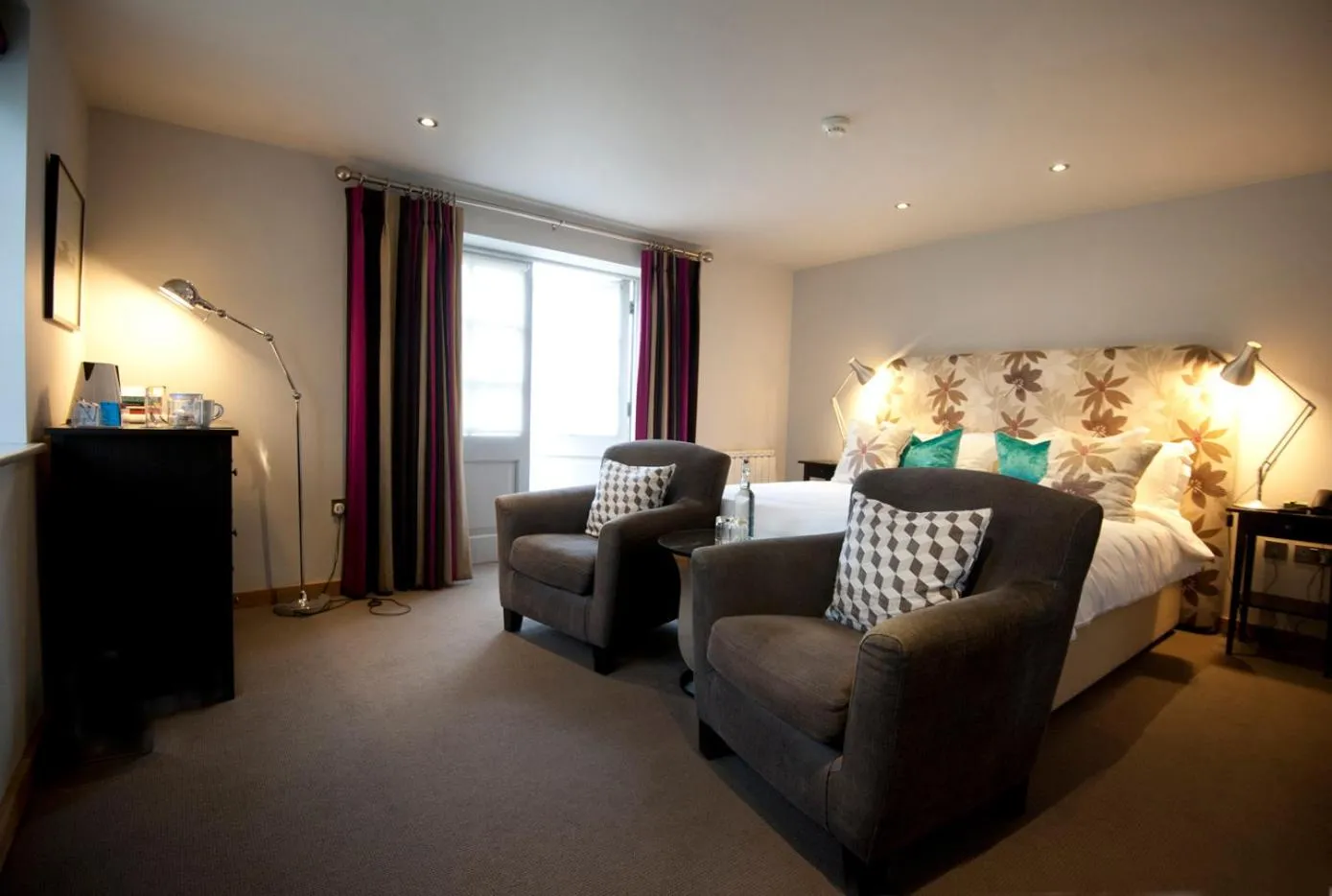 Photo of the whole room in Crown and Castle