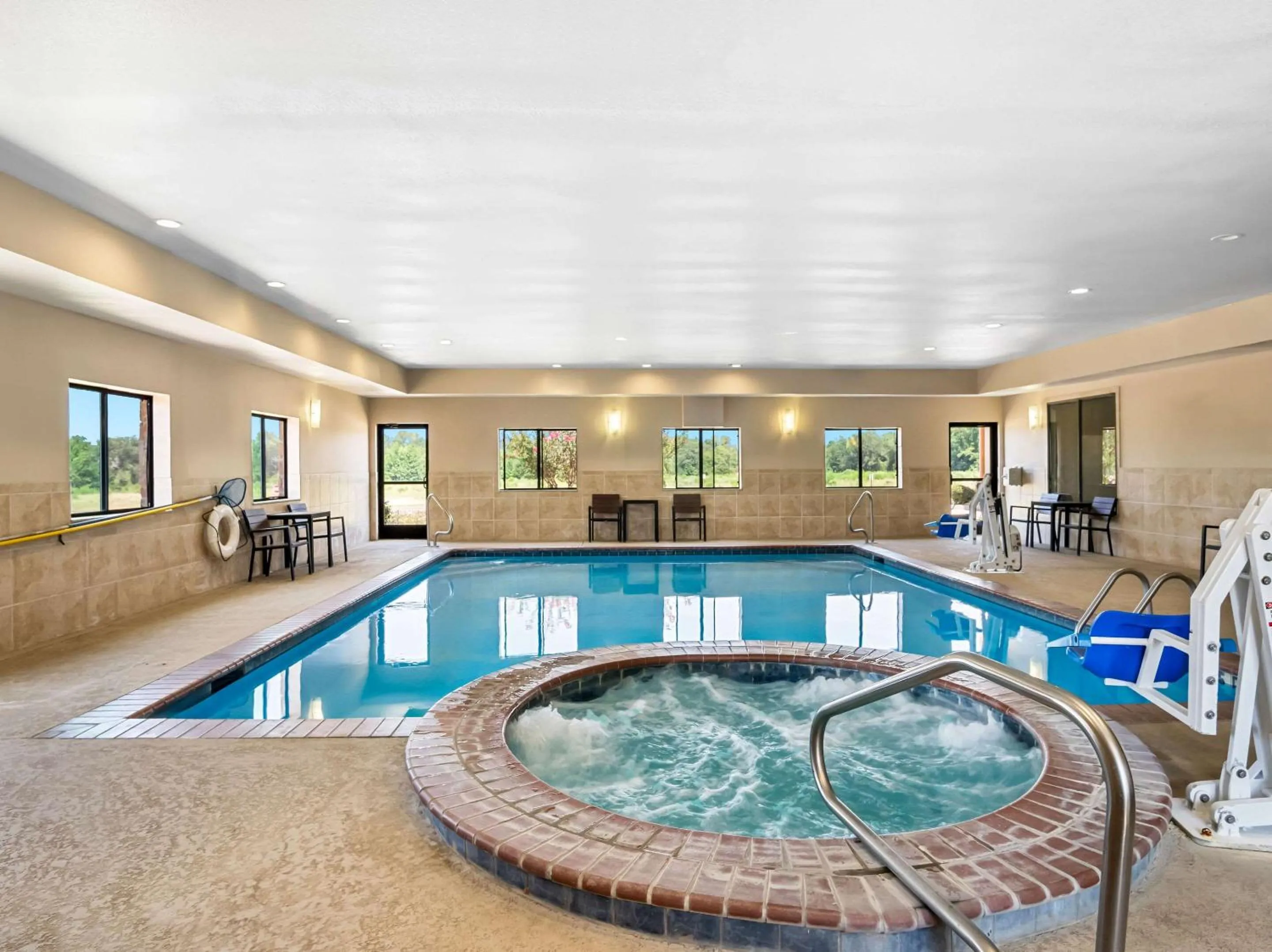 Swimming pool in Comfort Suites Lindale