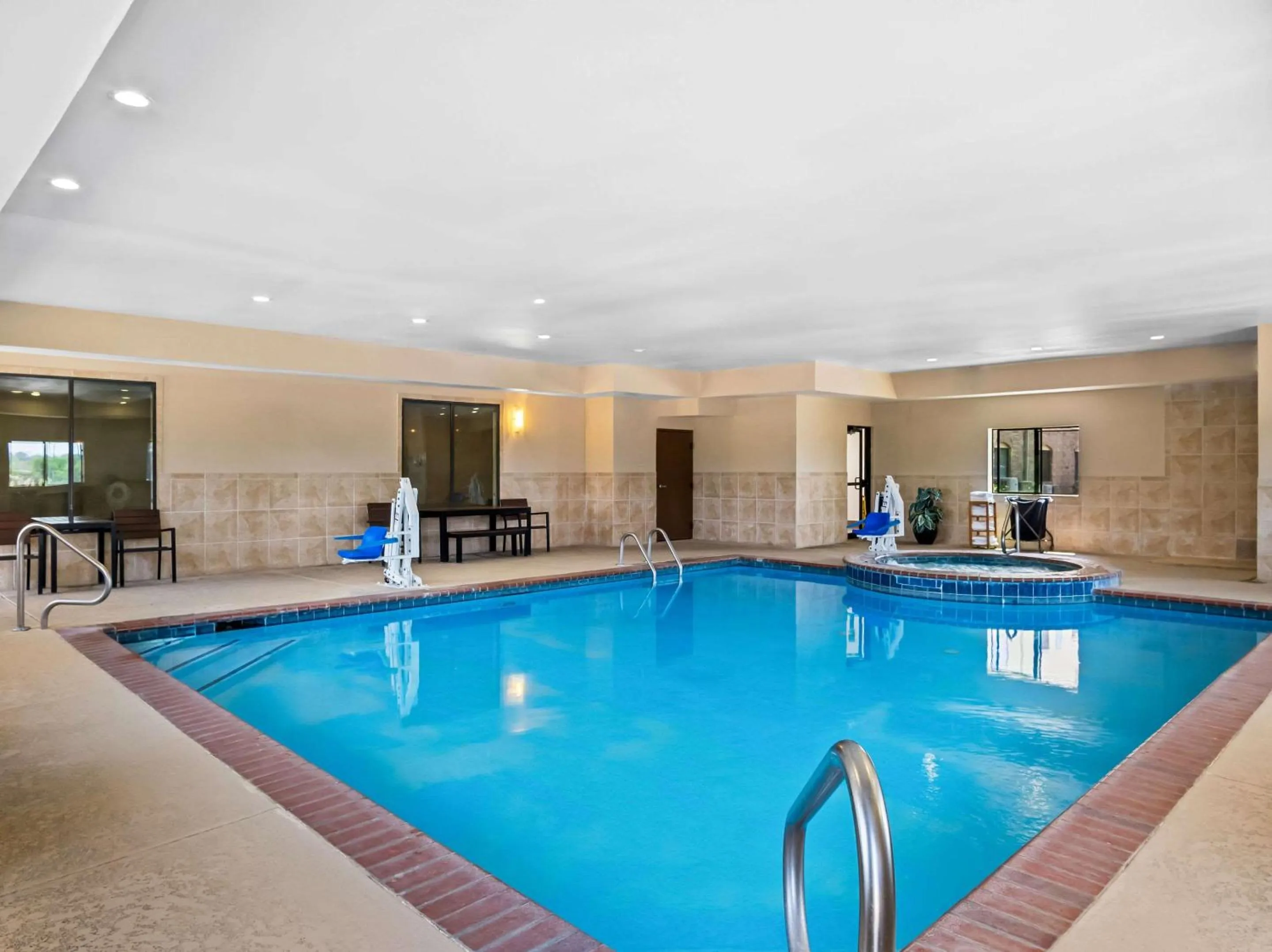 Swimming pool in Comfort Suites Lindale