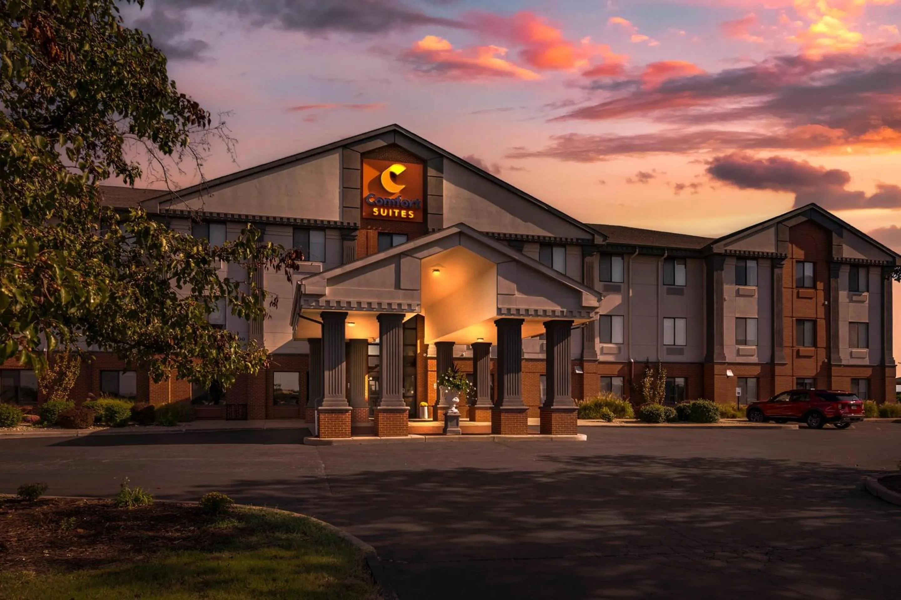 Property building in Comfort Suites St Charles-St Louis