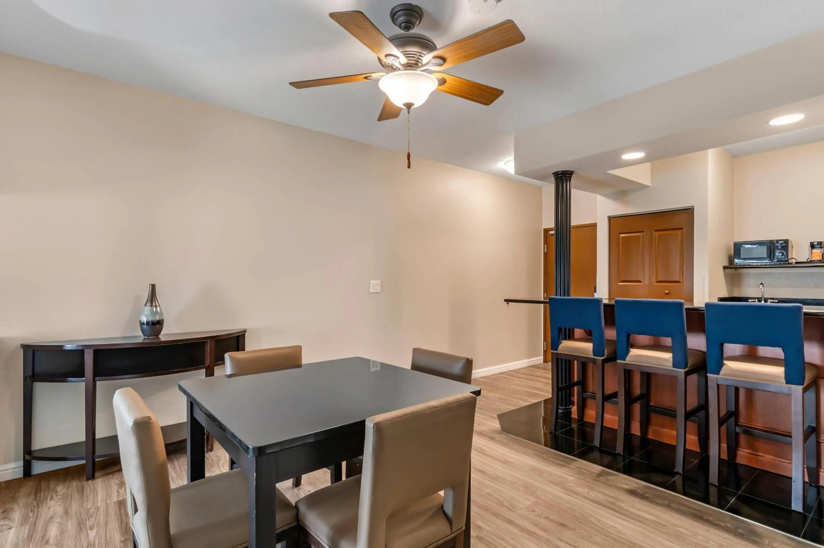 Bedroom in Comfort Suites St Charles-St Louis