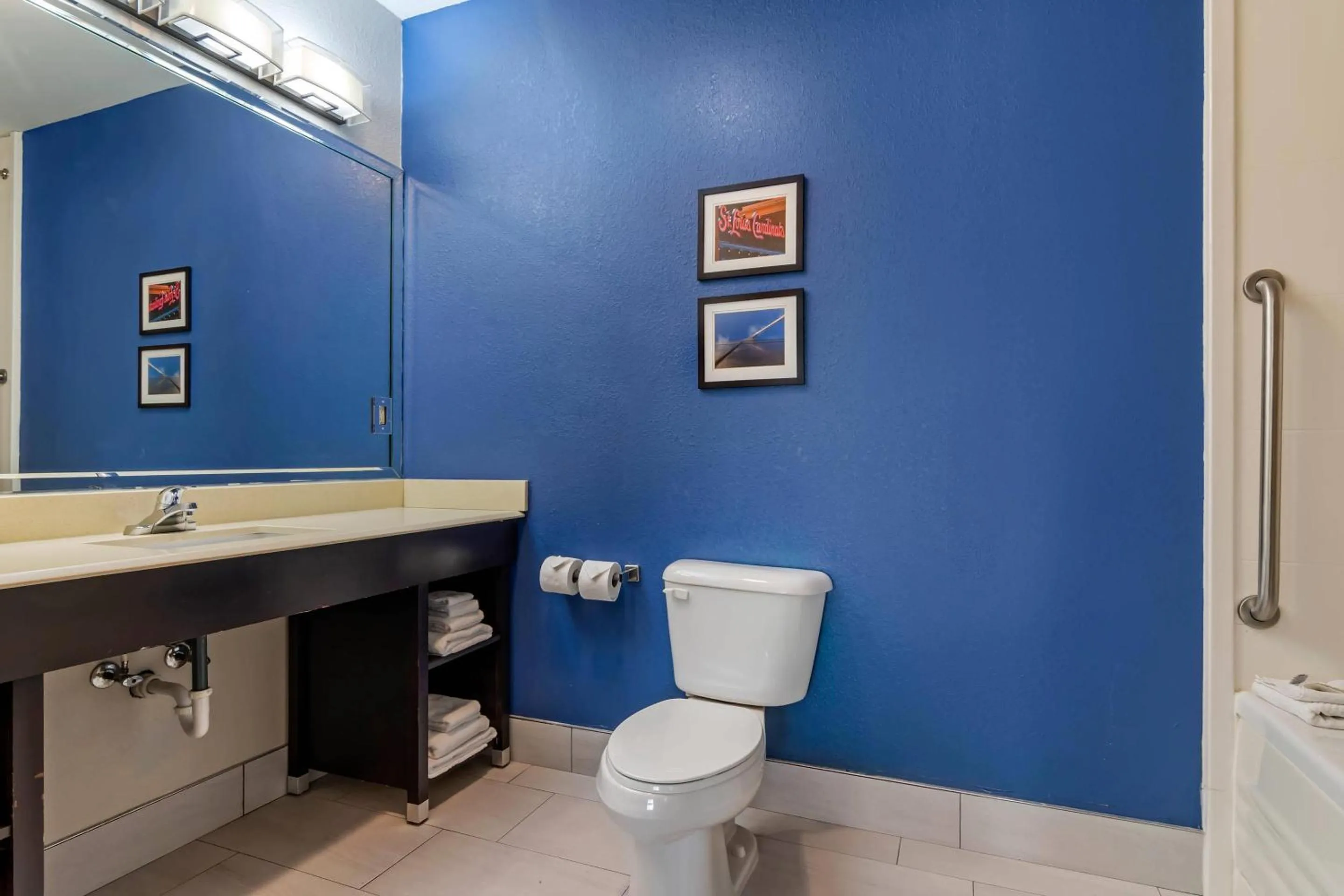 Bedroom in Comfort Suites St Charles-St Louis