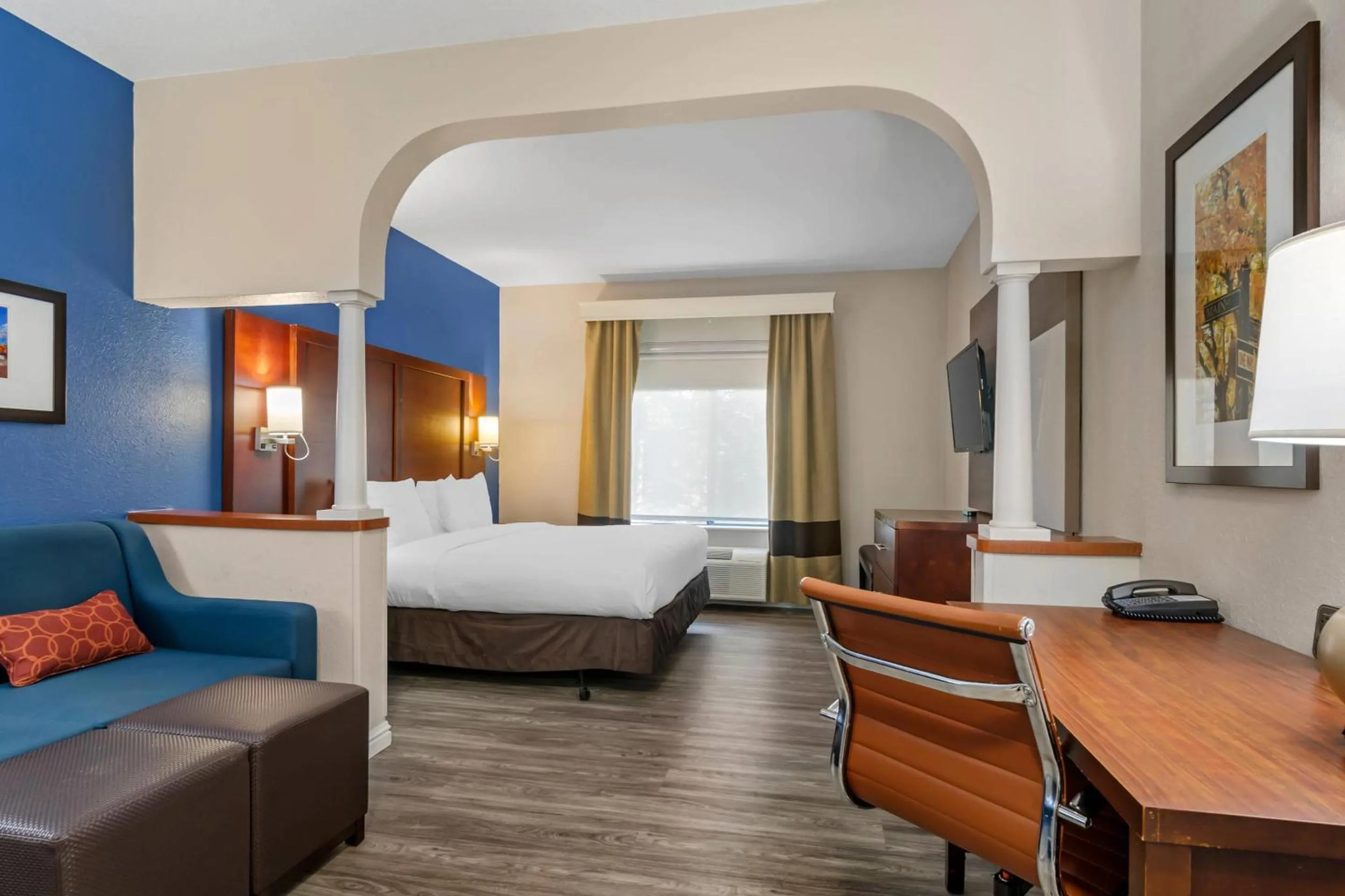 Bedroom, Bed in Comfort Suites St Charles-St Louis