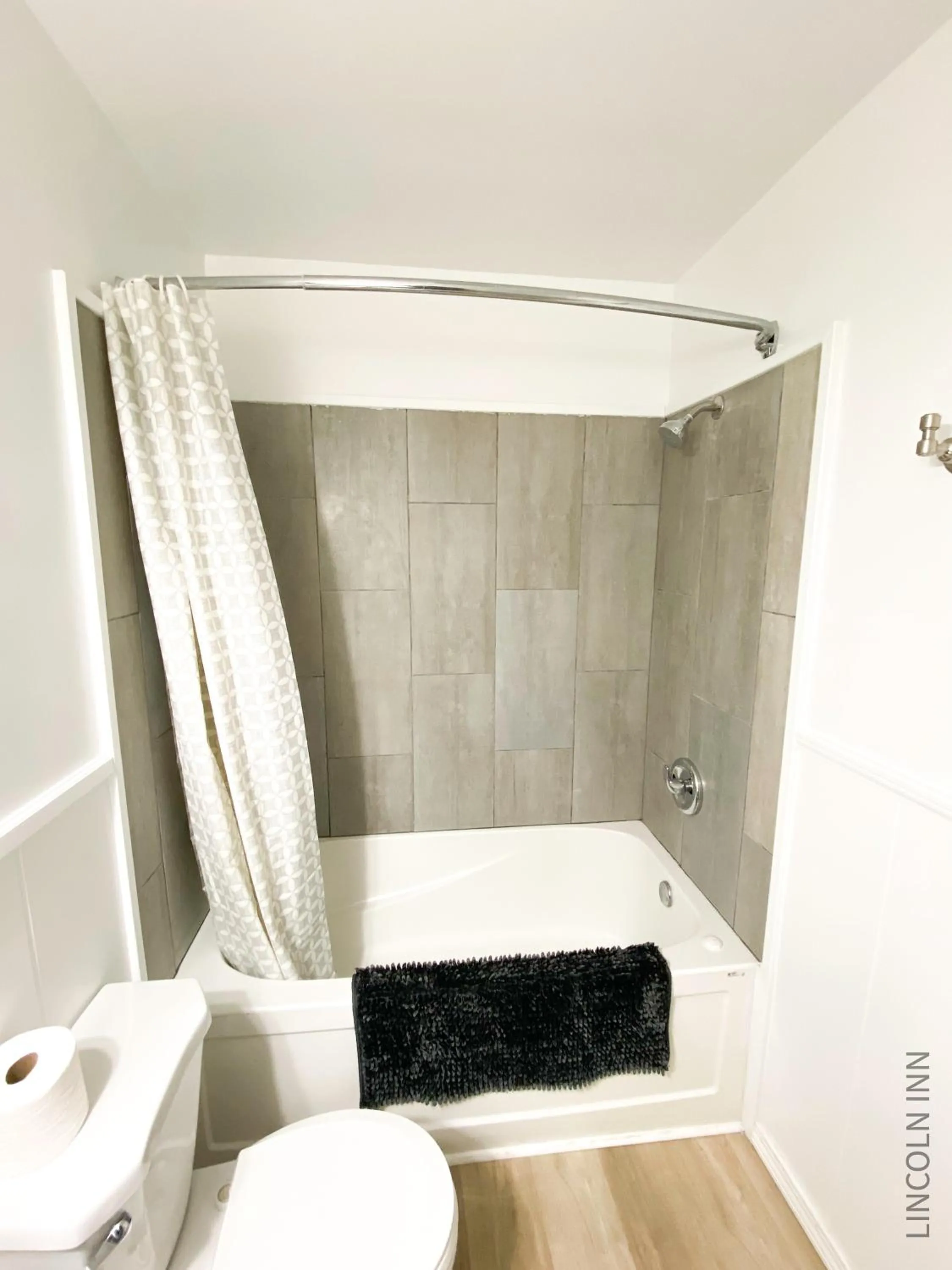 Bathroom in Lincoln Inn Fredericton