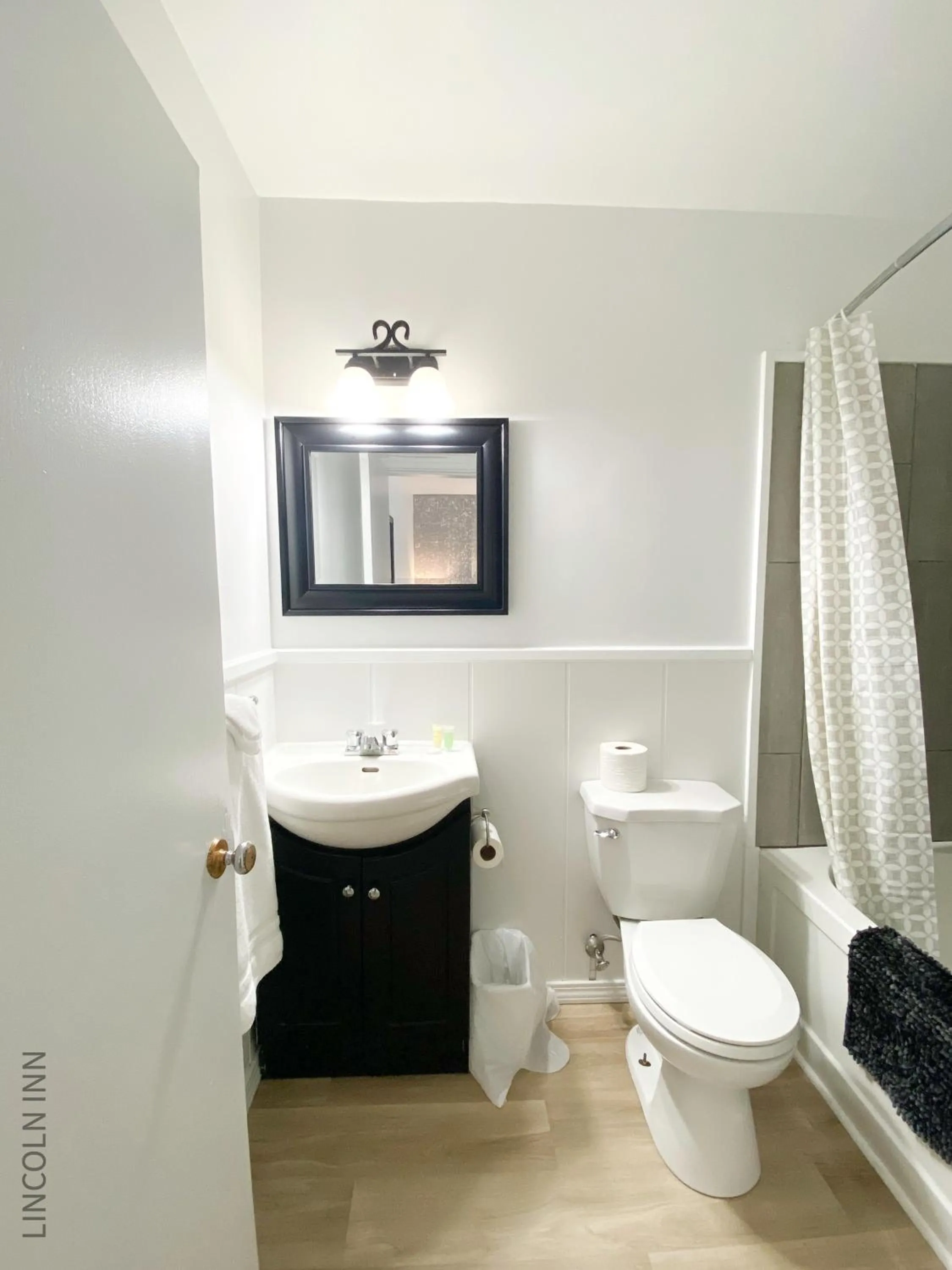 Bathroom in Lincoln Inn Fredericton