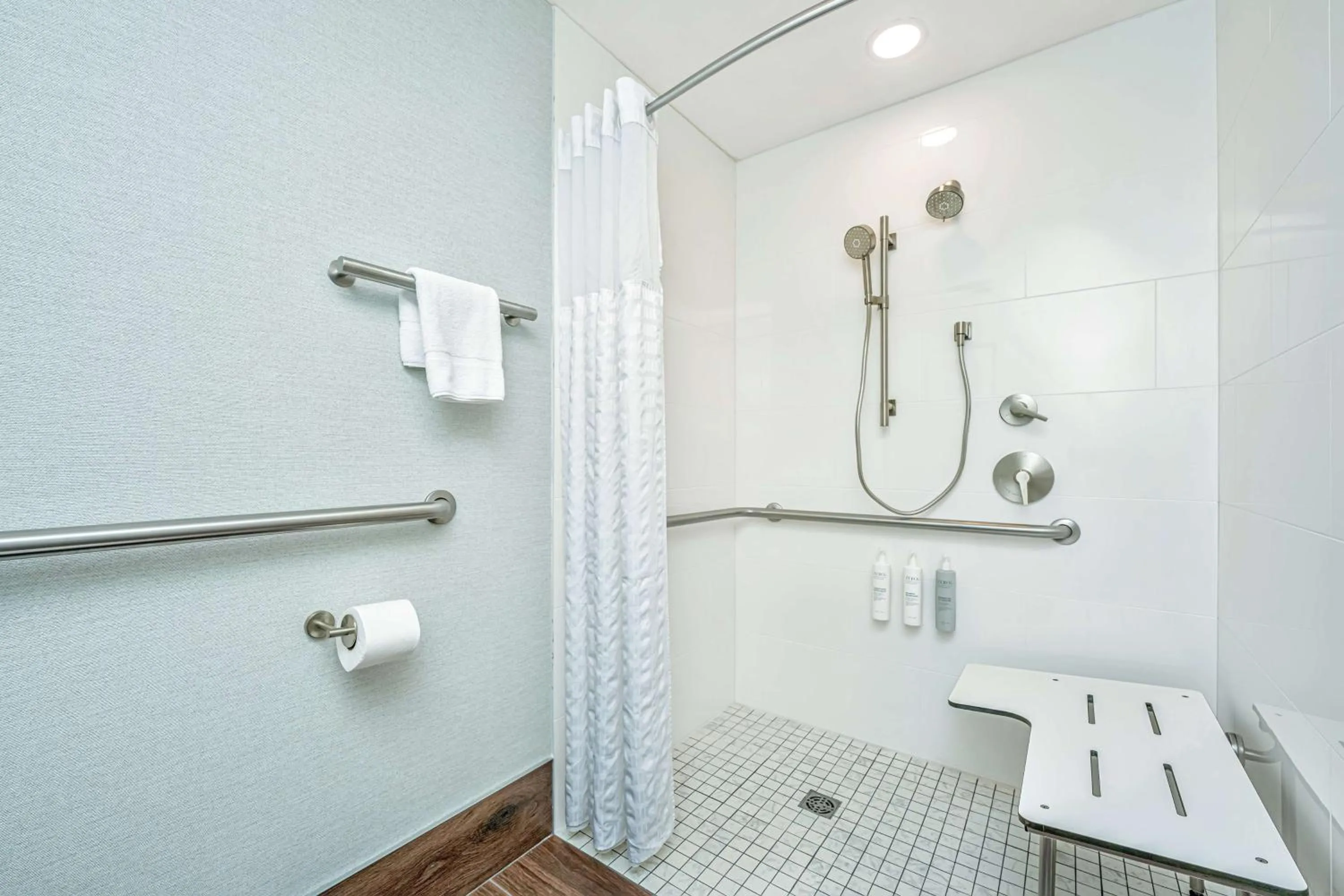 Bathroom in Hilton Garden Inn Charleston Airport