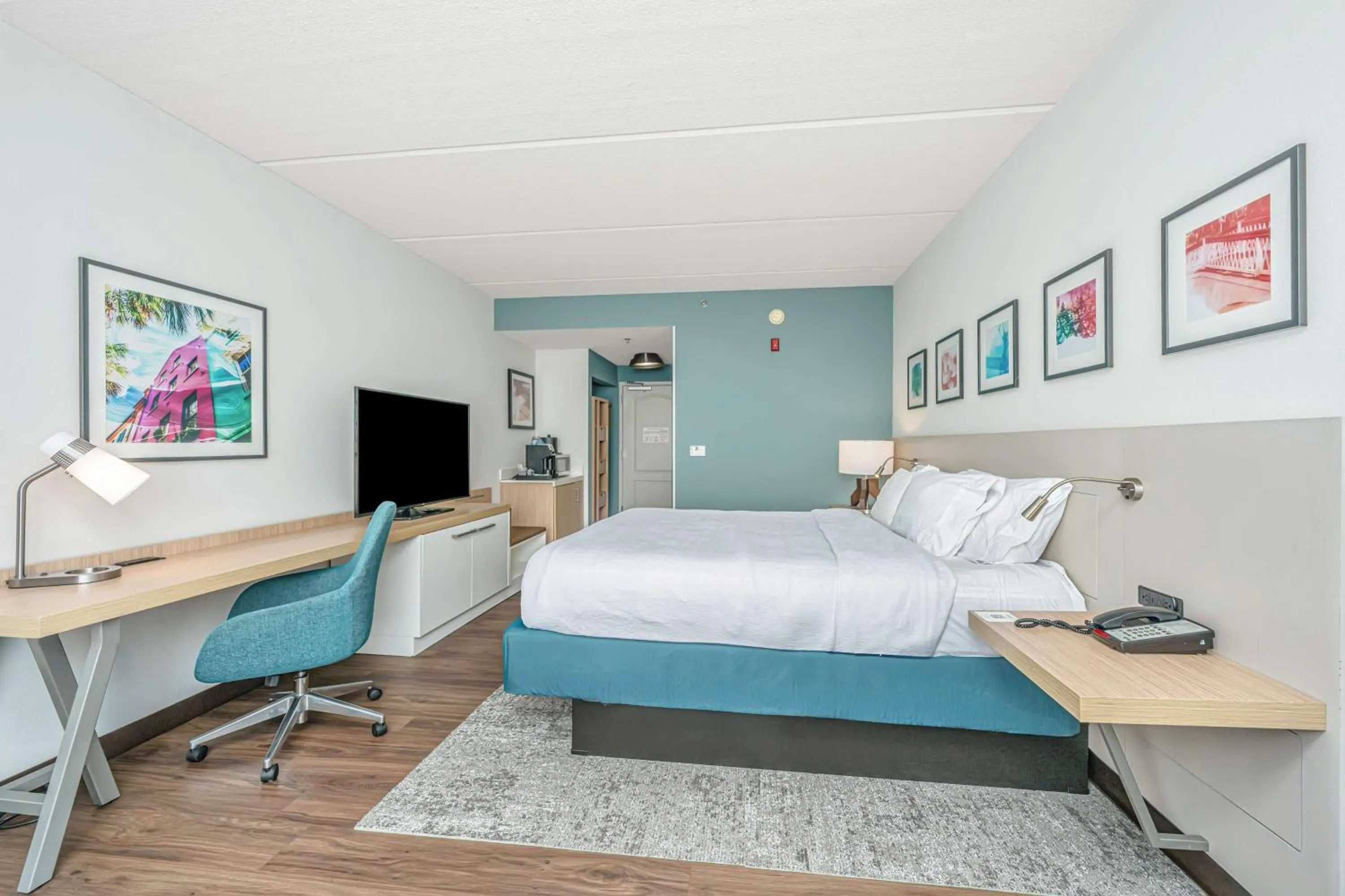 Living room, Bed in Hilton Garden Inn Charleston Airport