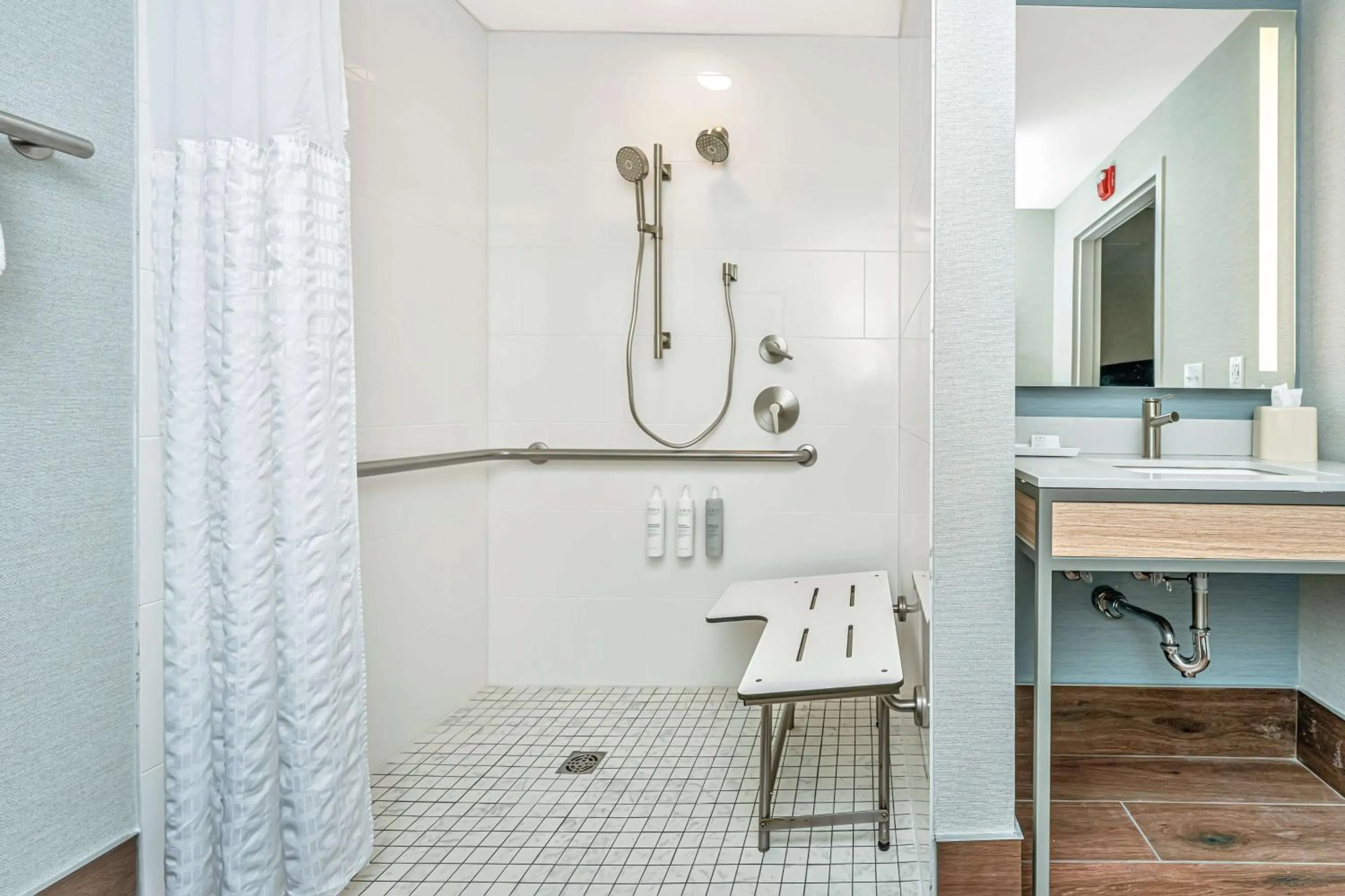 Bathroom in Hilton Garden Inn Charleston Airport