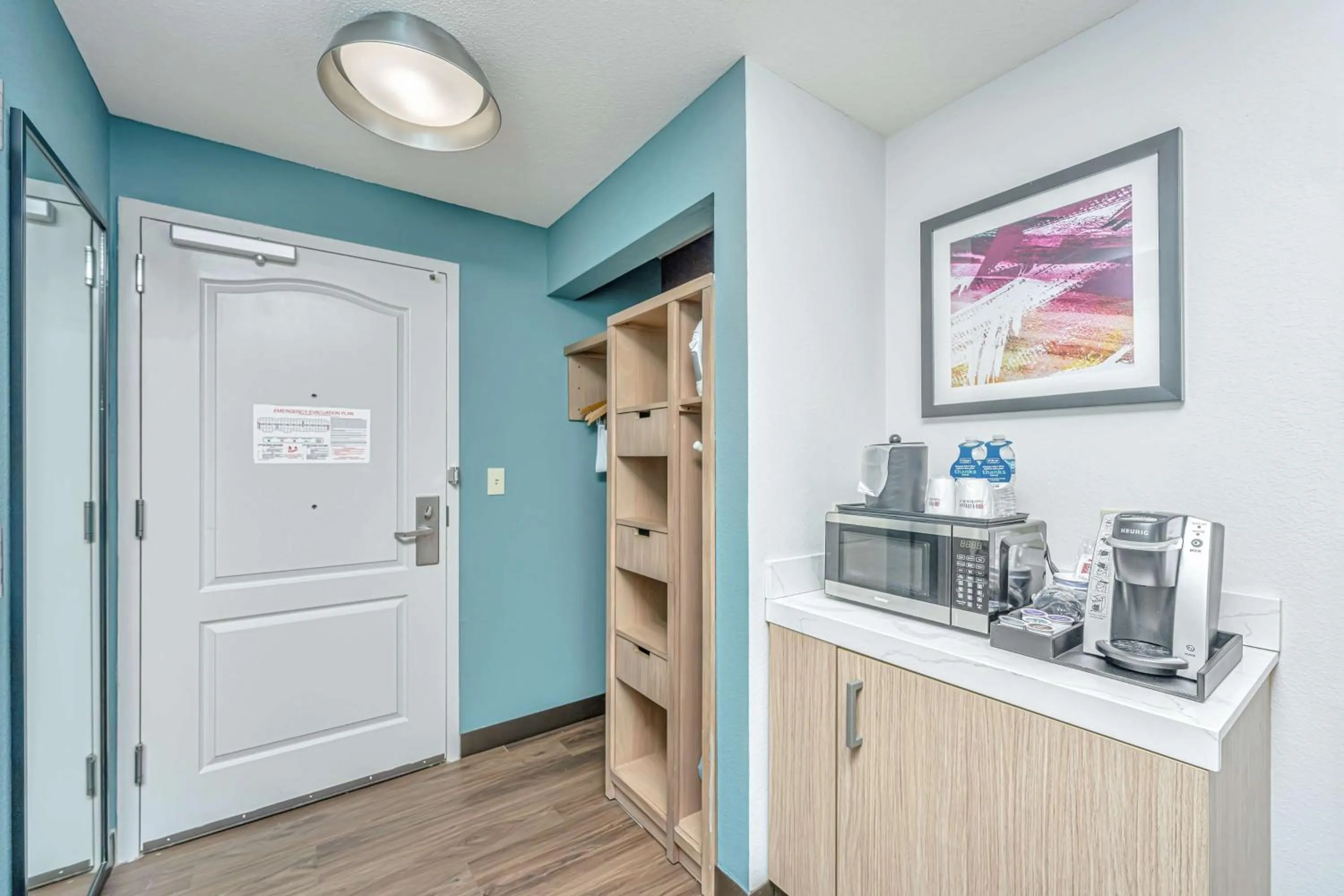 Photo of the whole room in Hilton Garden Inn Charleston Airport