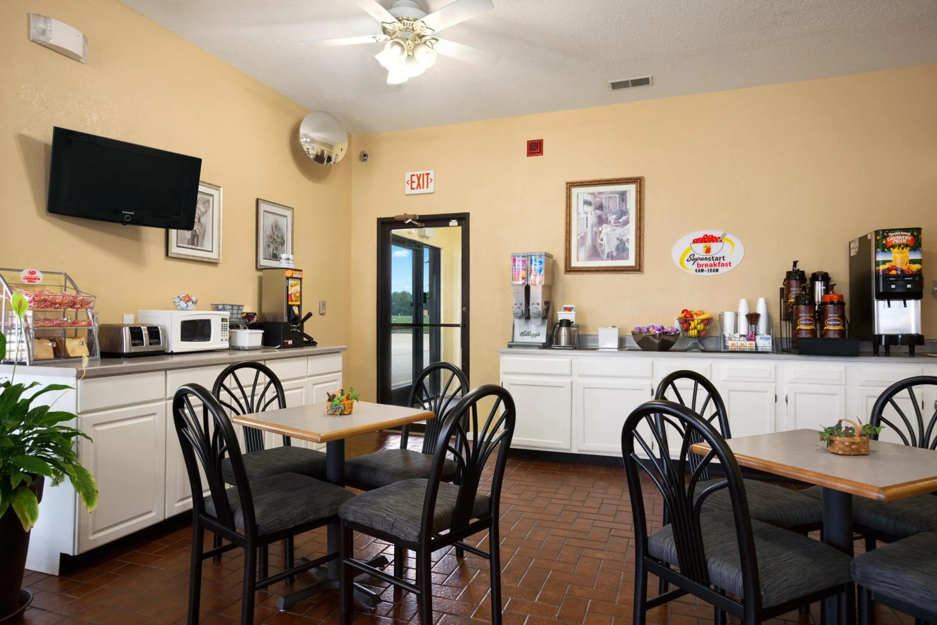 Food and drinks in Super 8 by Wyndham Salem