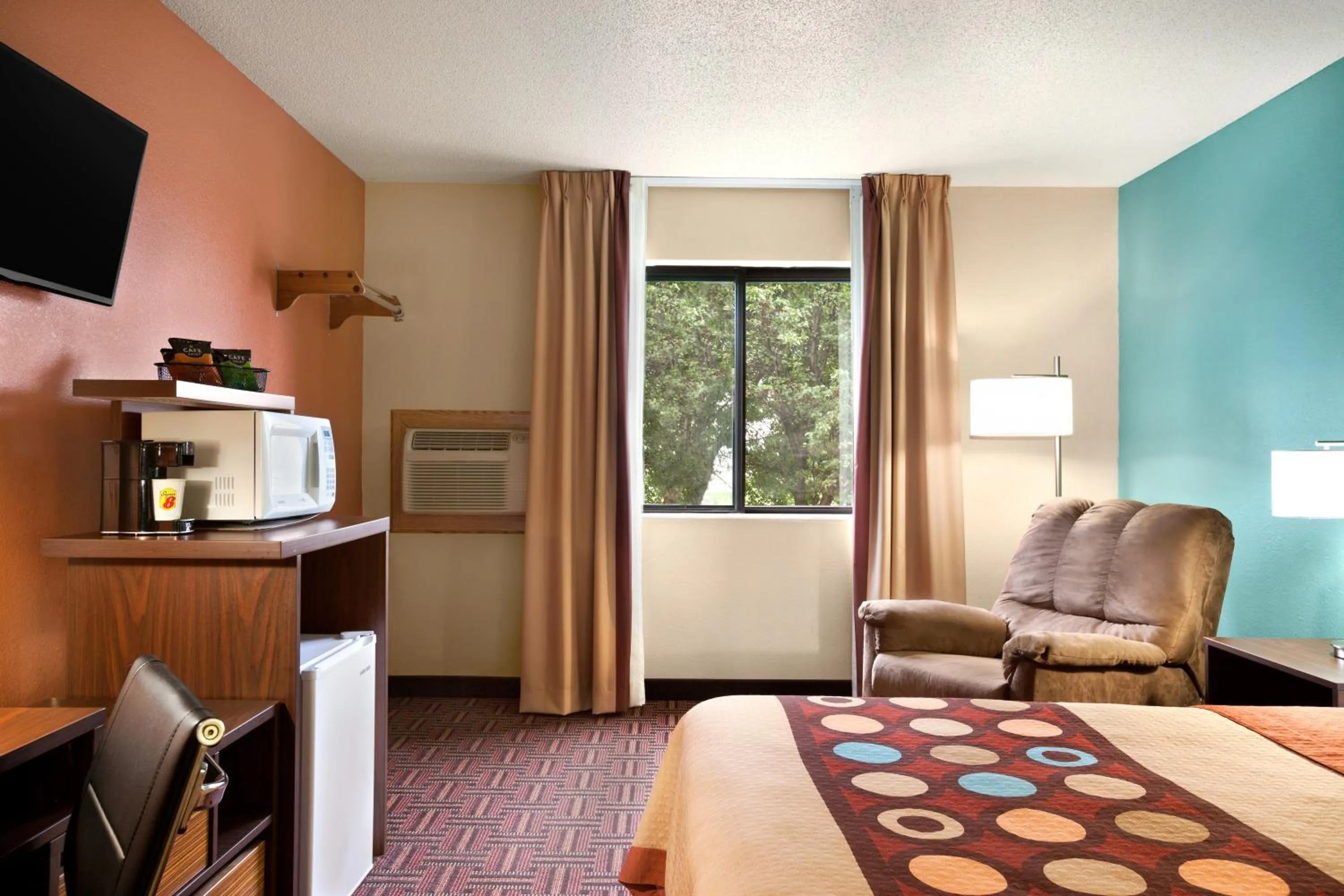 Bedroom, Bed in Super 8 by Wyndham Salem