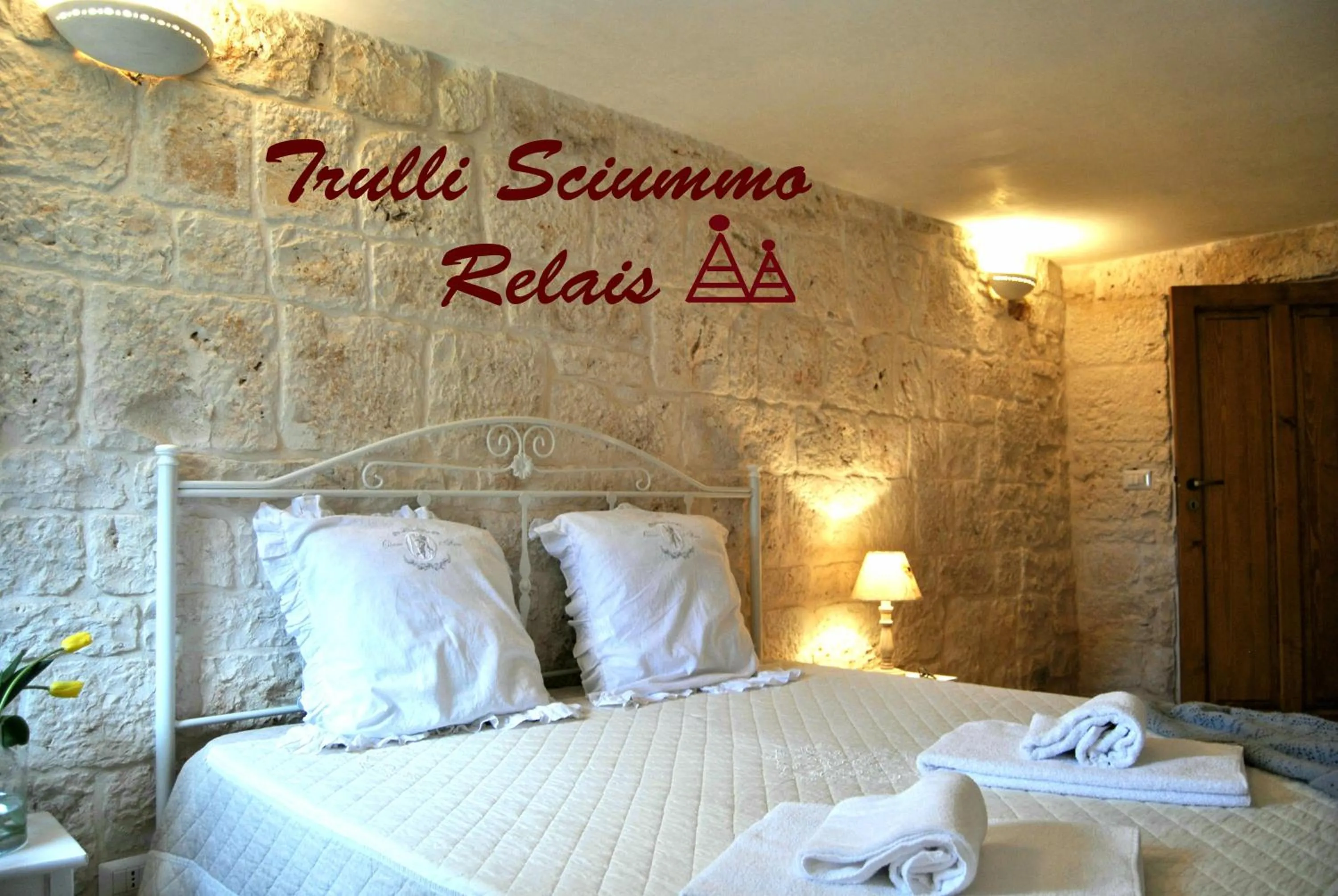 Bed in Trulli Sciummo Relais