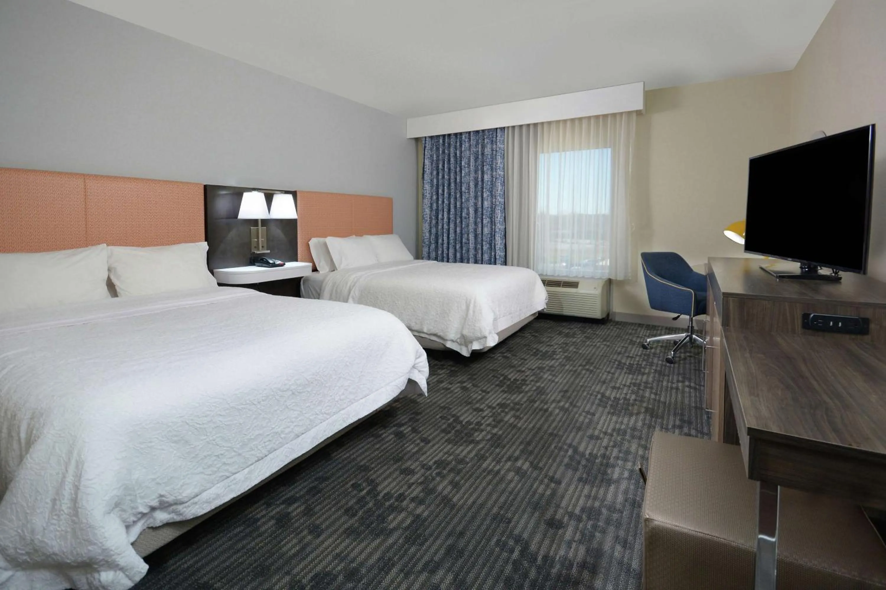 Bedroom, Bed in Hampton Inn & Suites Clinton