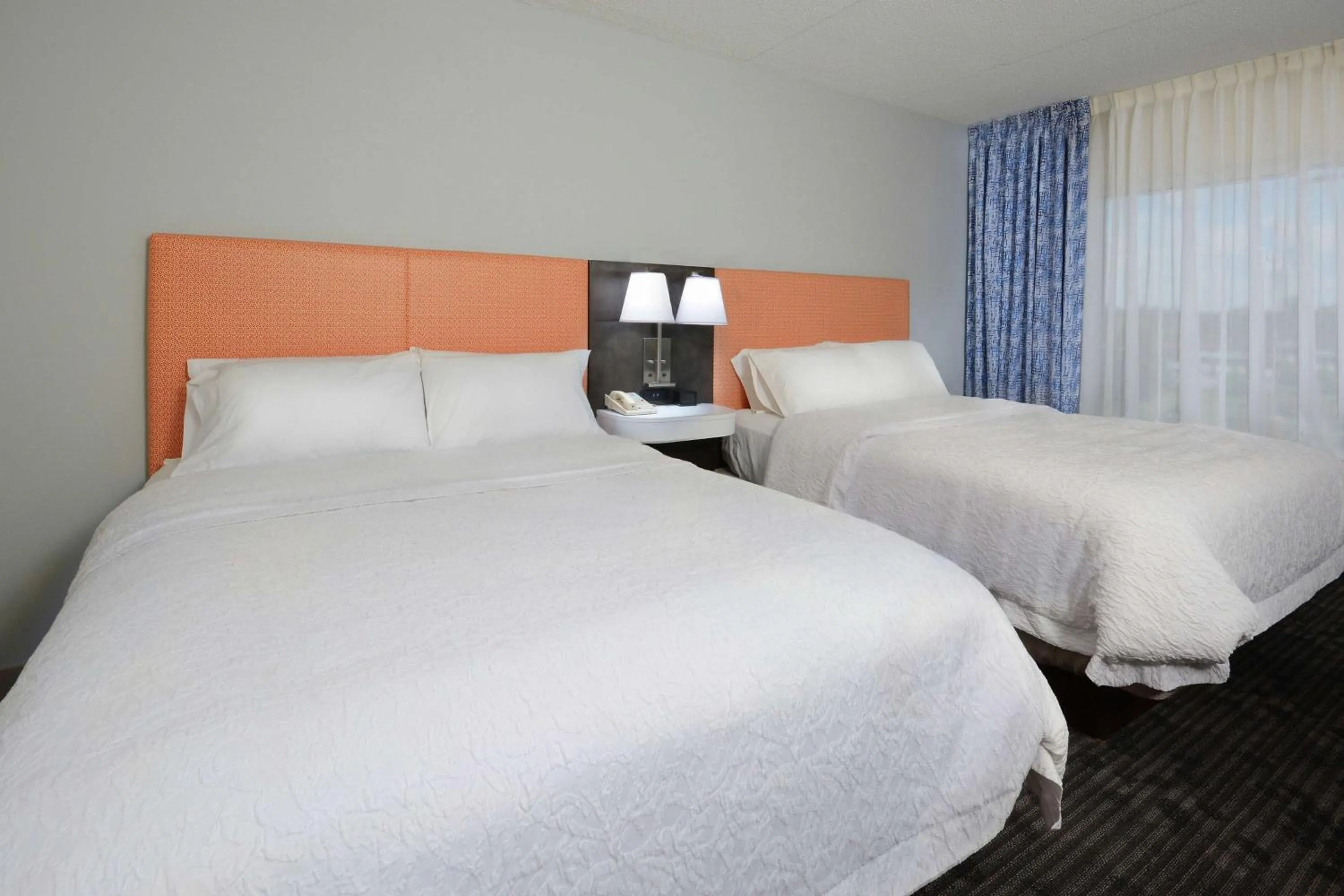 Bed in Hampton Inn & Suites Clinton