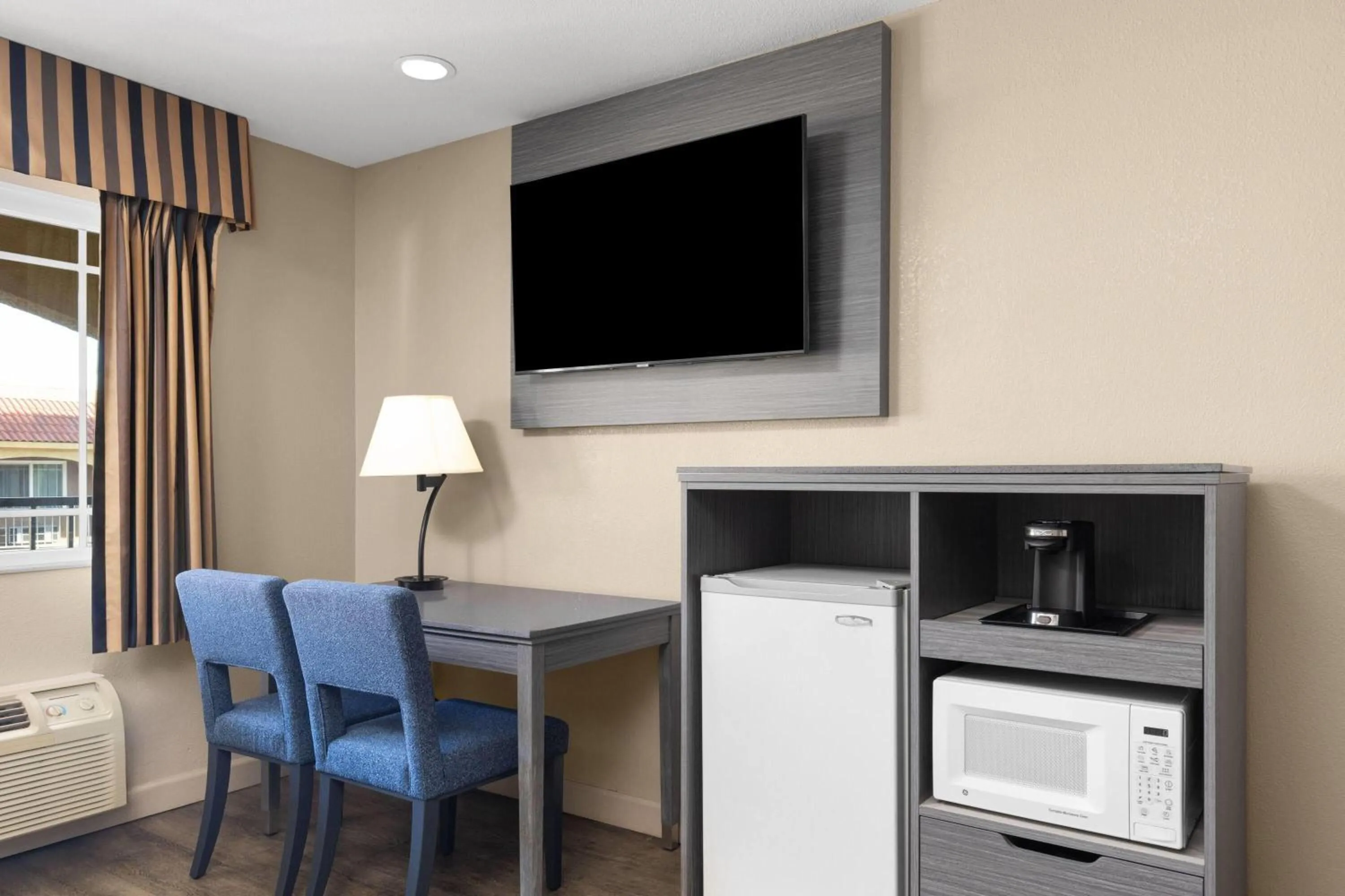 Photo of the whole room in Travelodge by Wyndham Banning Casino and Outlet Mall