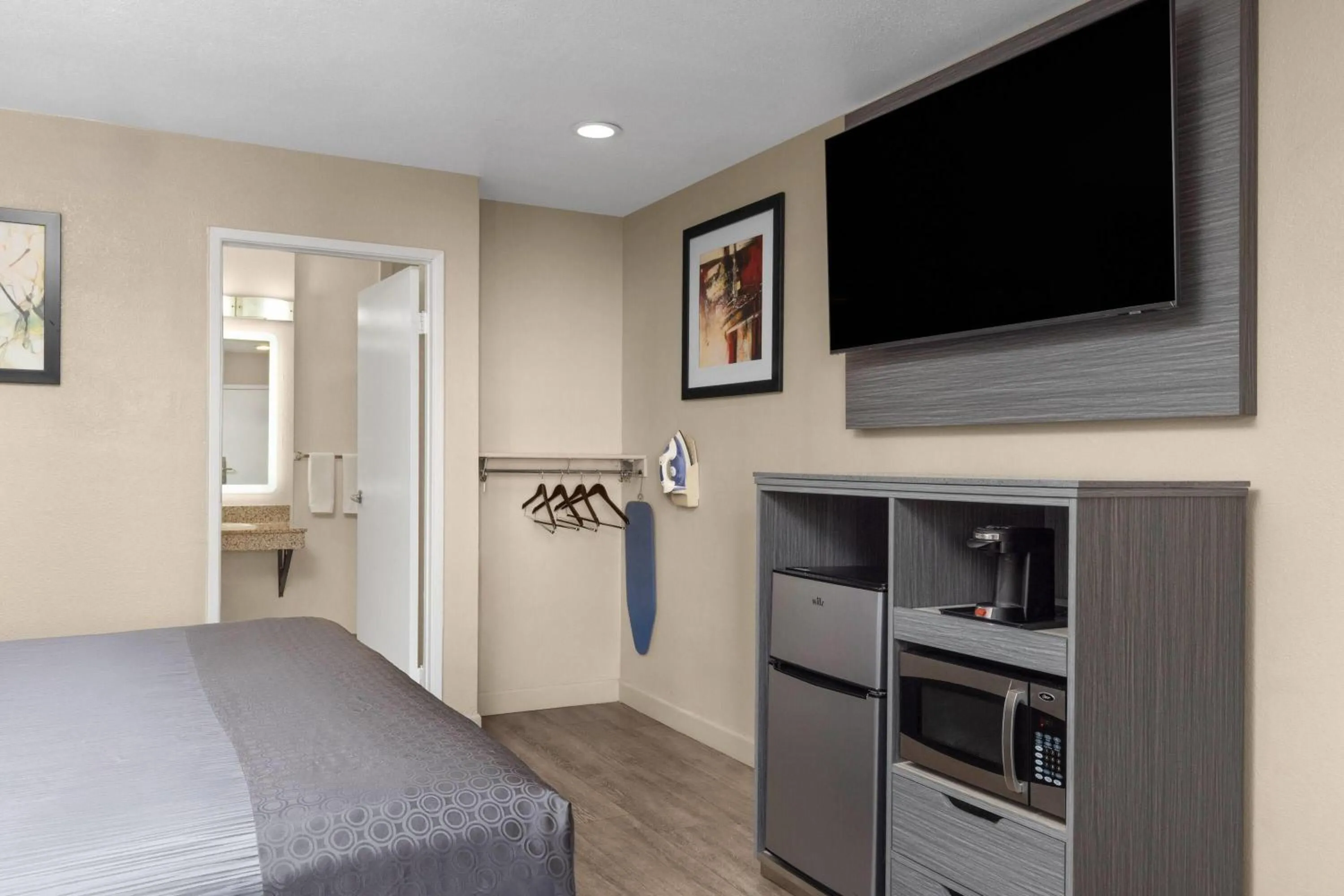 Photo of the whole room, Bed in Travelodge by Wyndham Banning Casino and Outlet Mall