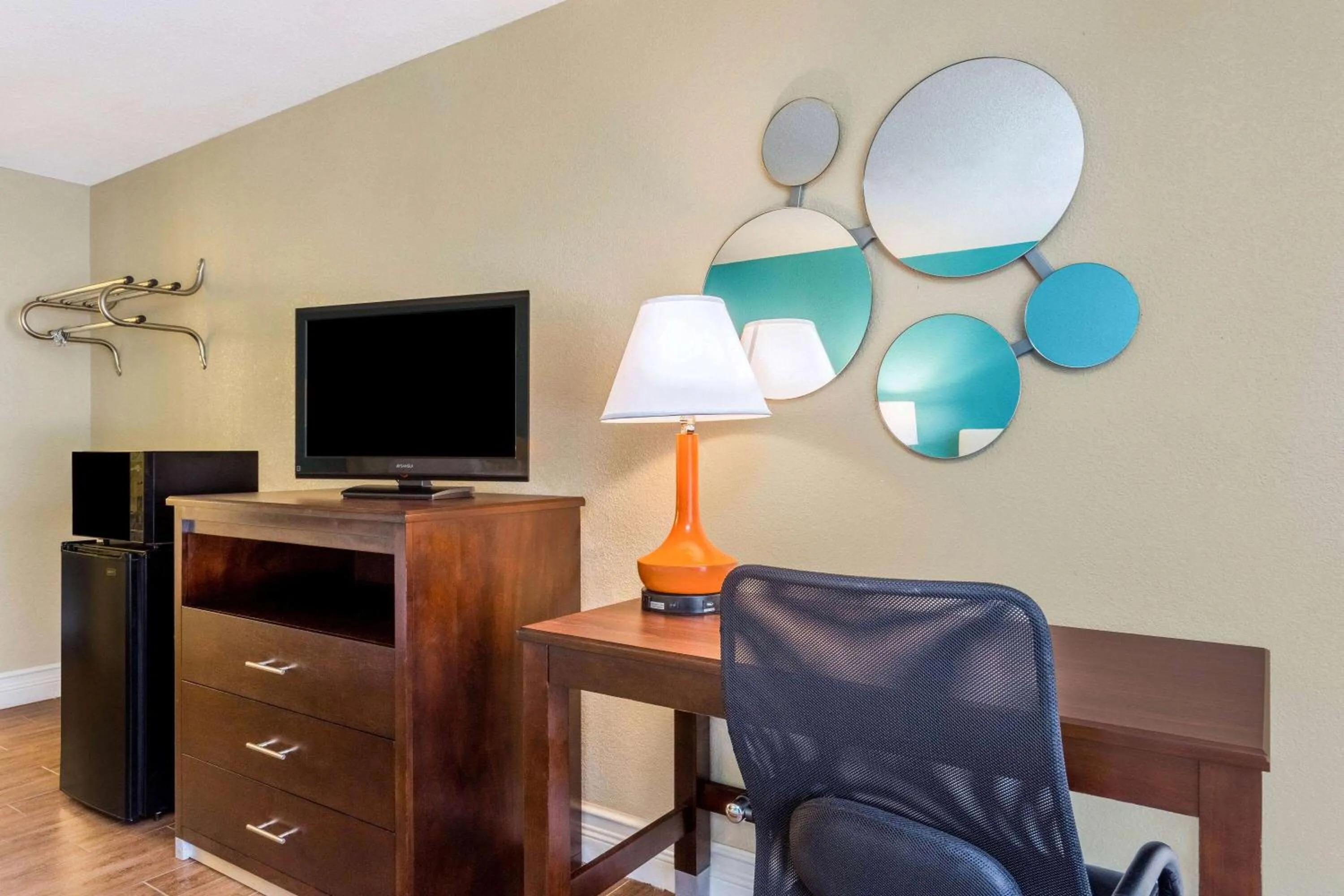 Photo of the whole room in Howard Johnson by Wyndham Lakeland