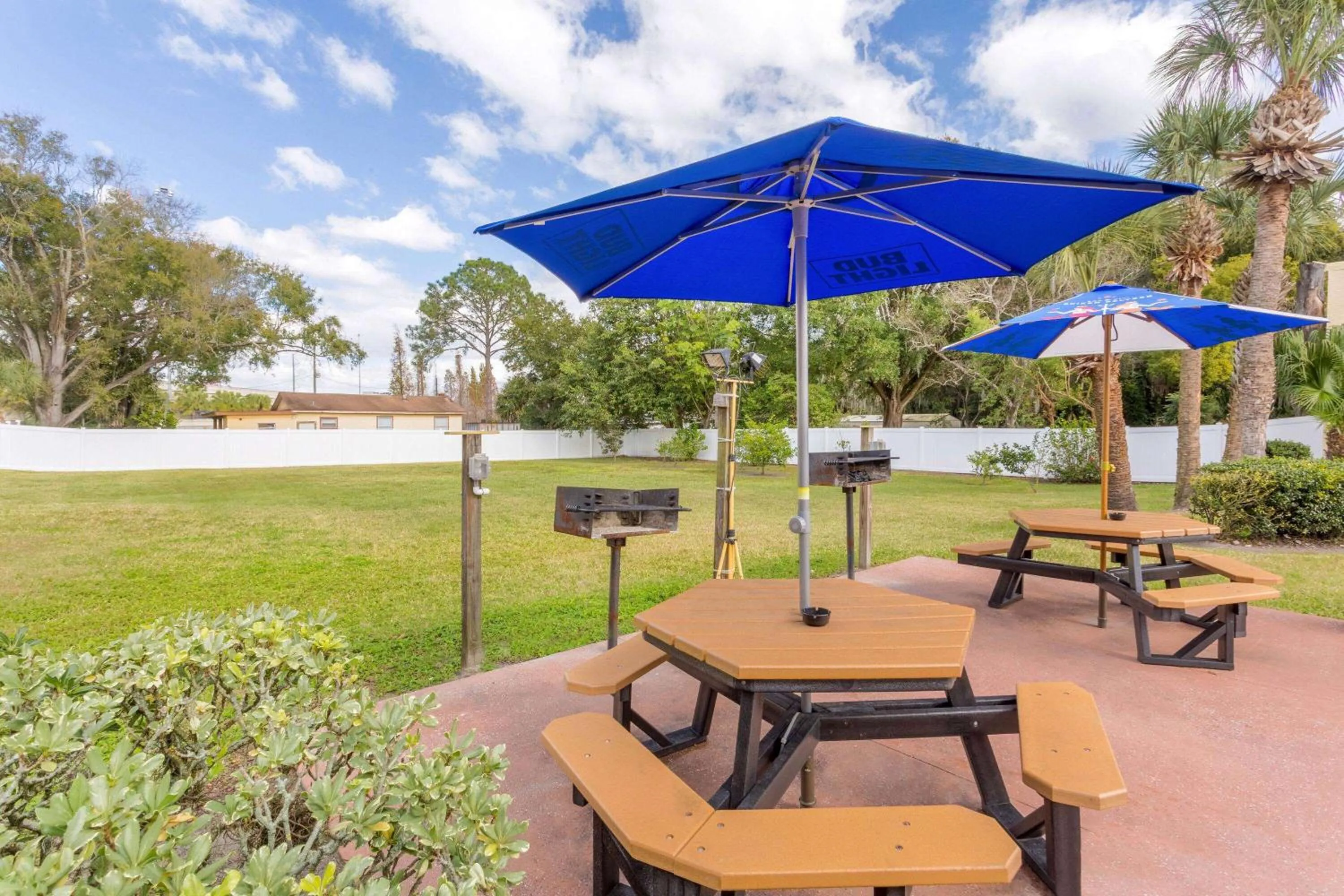 BBQ facilities in Howard Johnson by Wyndham Lakeland