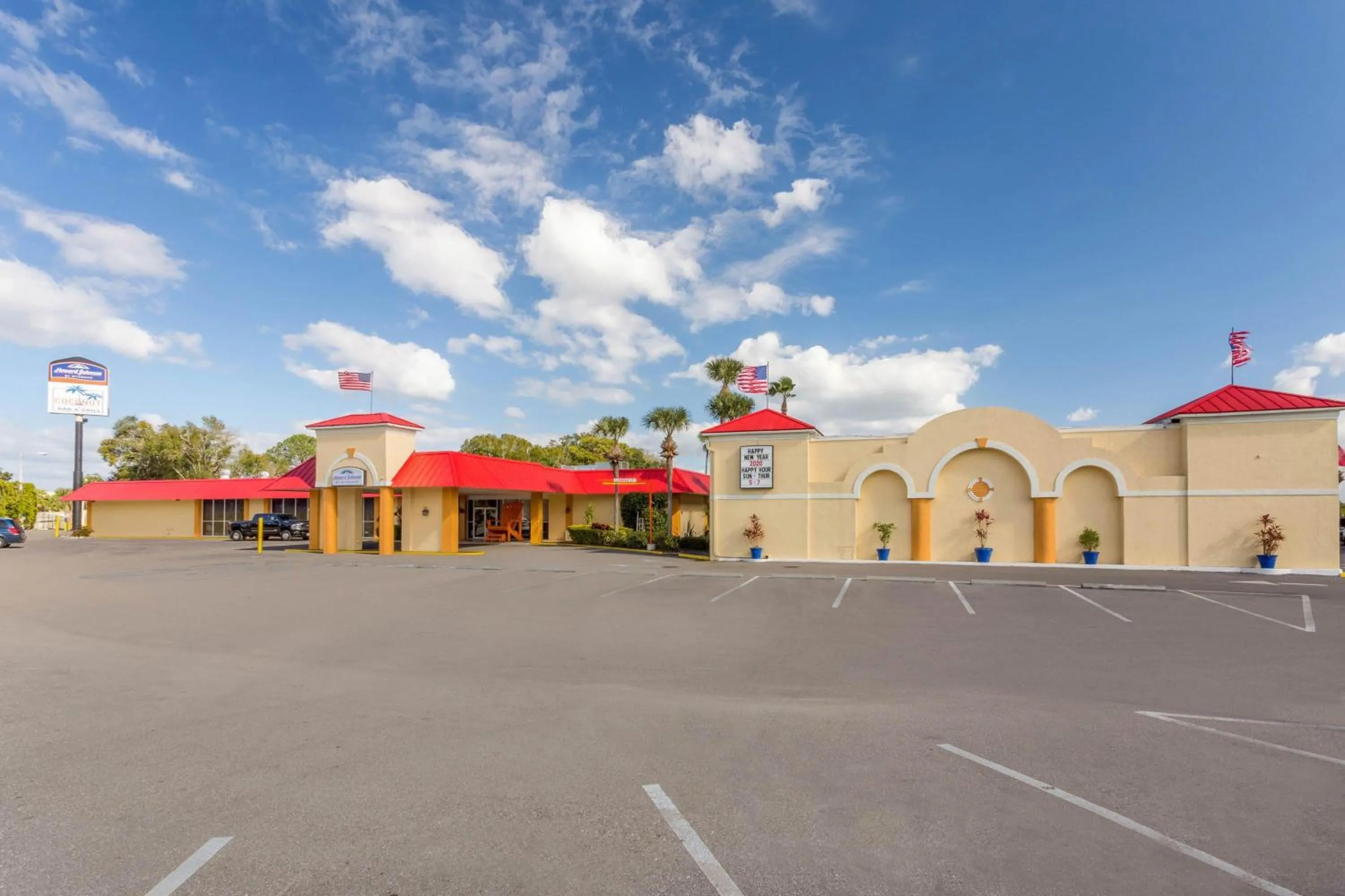 Property building in Howard Johnson by Wyndham Lakeland